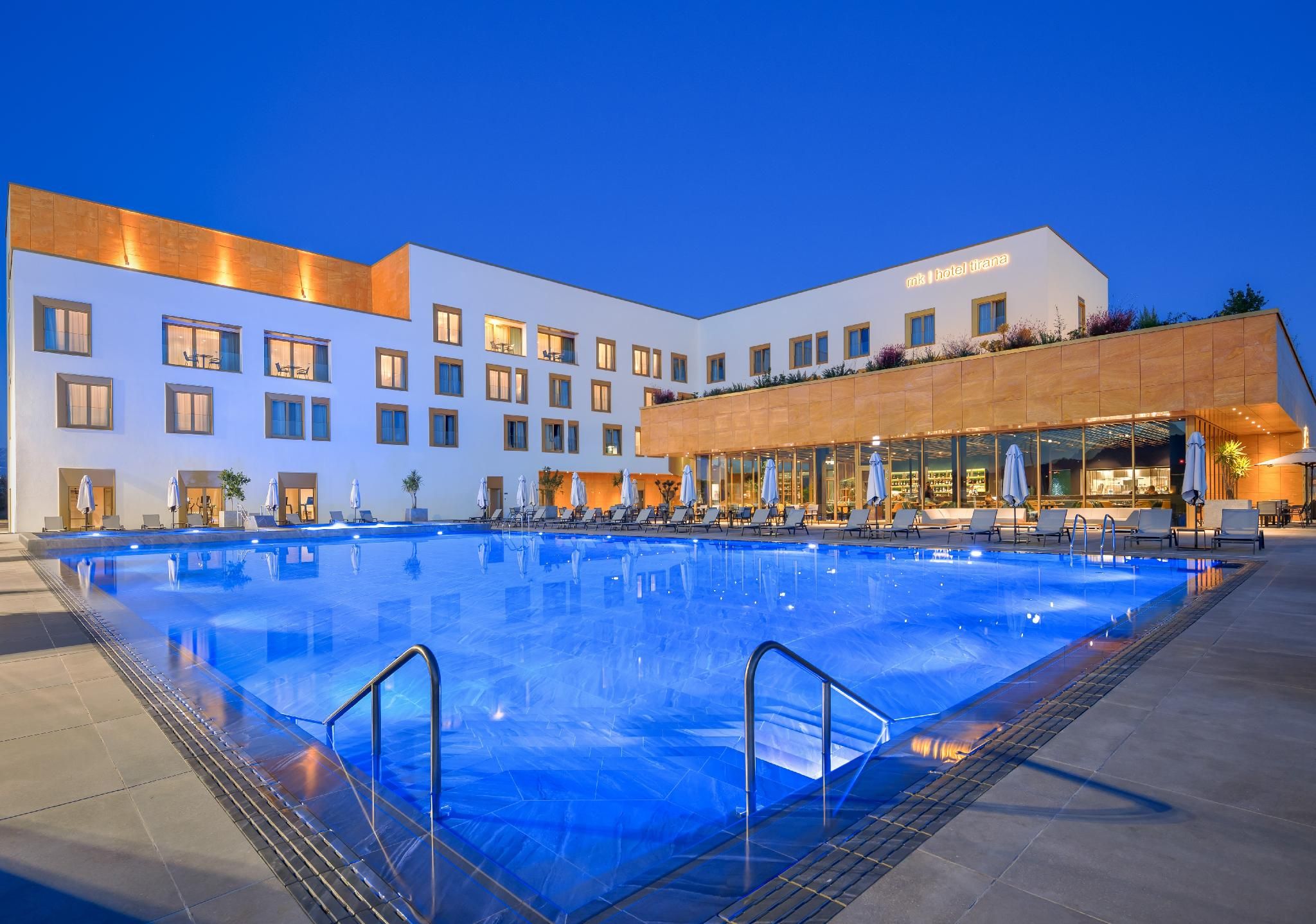 swimming pool [outdoor]