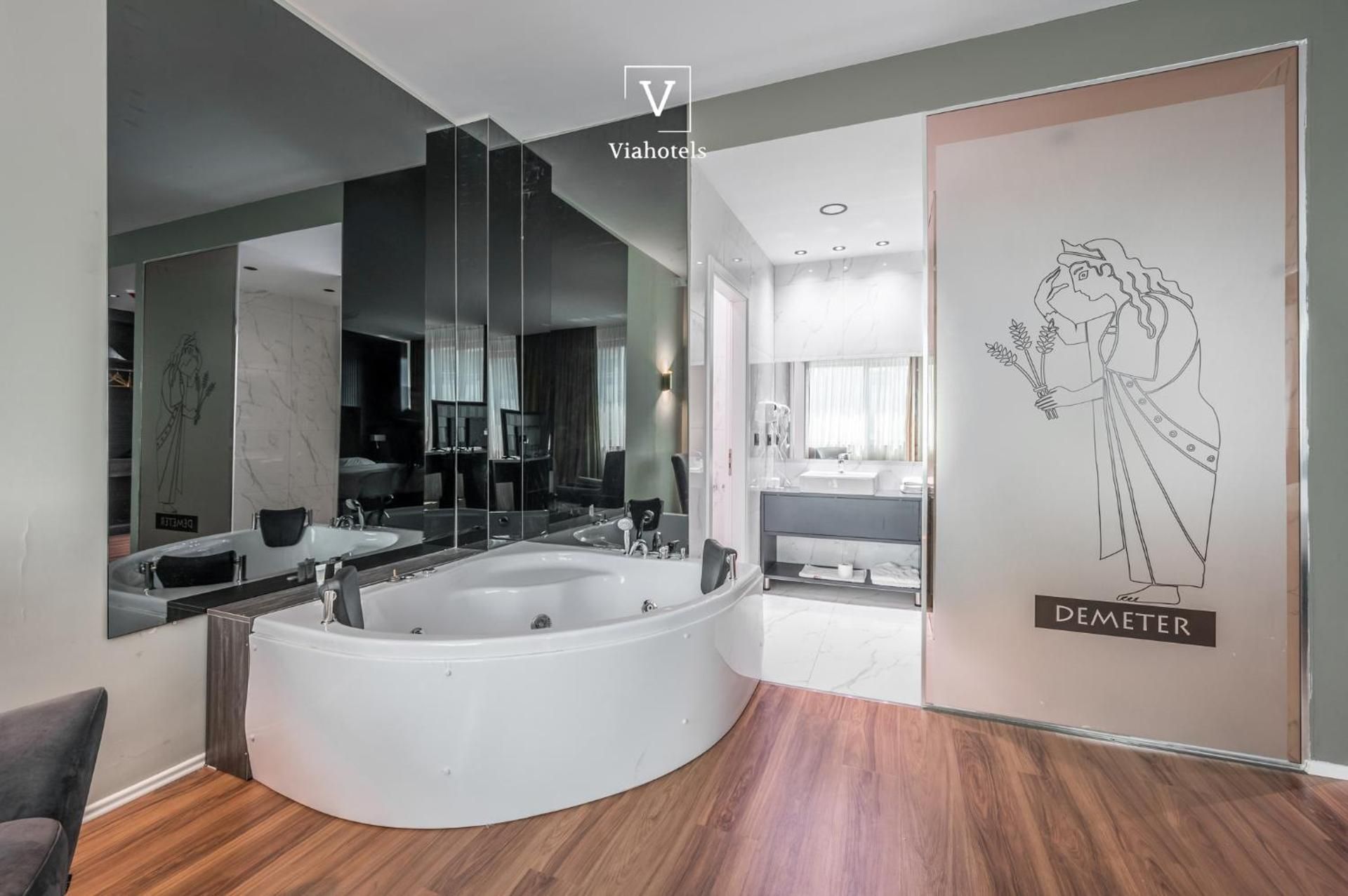 Queen Suite with Spa Bath