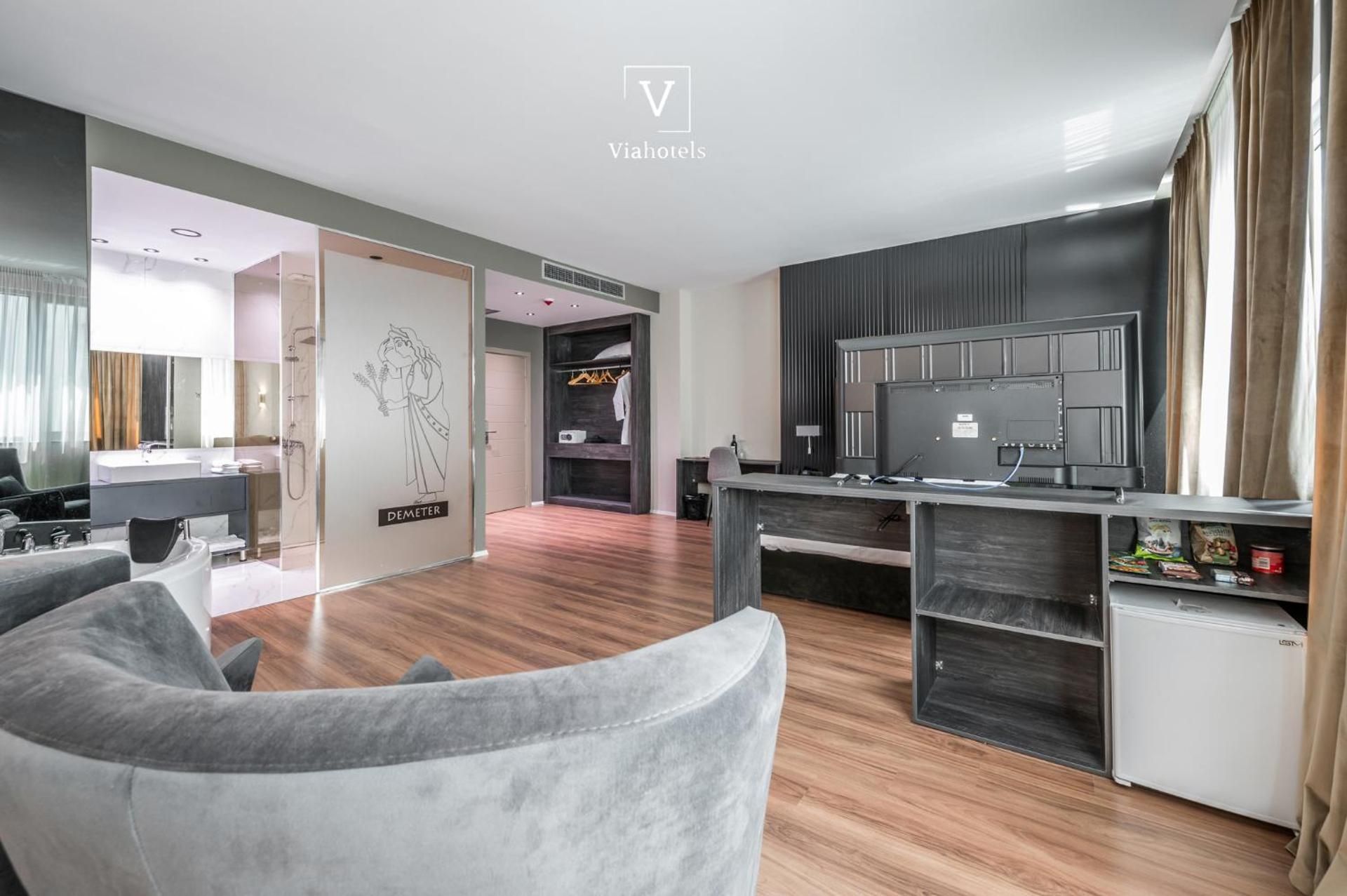 Queen Suite with Spa Bath