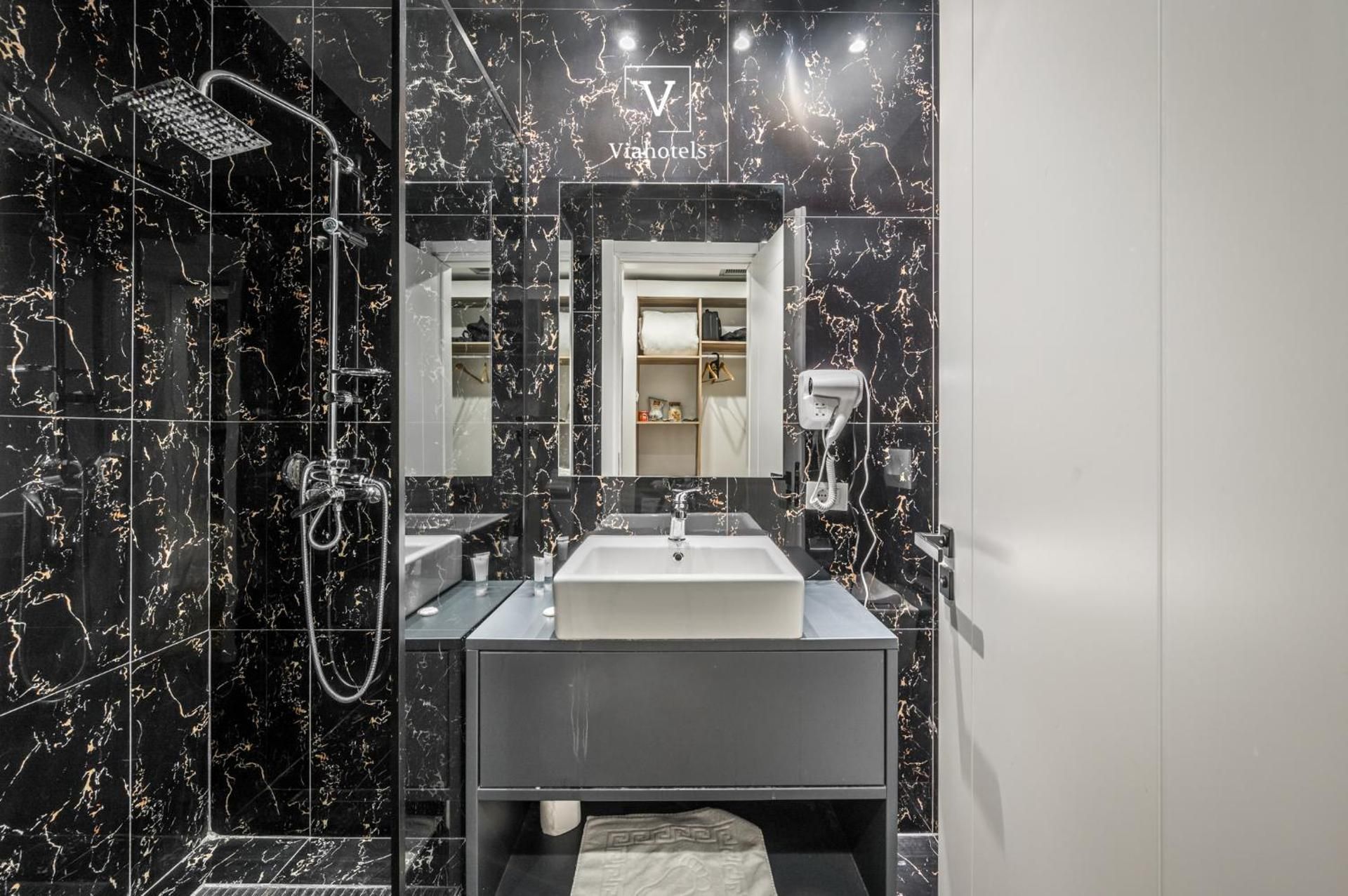 VH Eurostar Tirana Hotel Congress & Spa  Family Suite - Non-Smoking 2