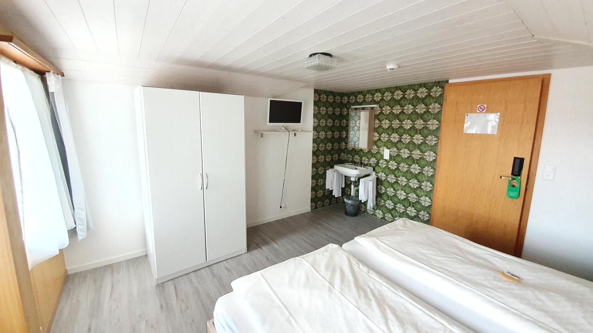 Zweibettzimmer mit Gemeinschaftsbad und TV ohne Balkon