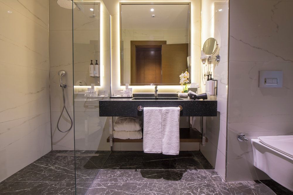 Crowne Plaza Yalova by IHG Junior Suite, 1 King Bed with Sofa bed, Balcony 3