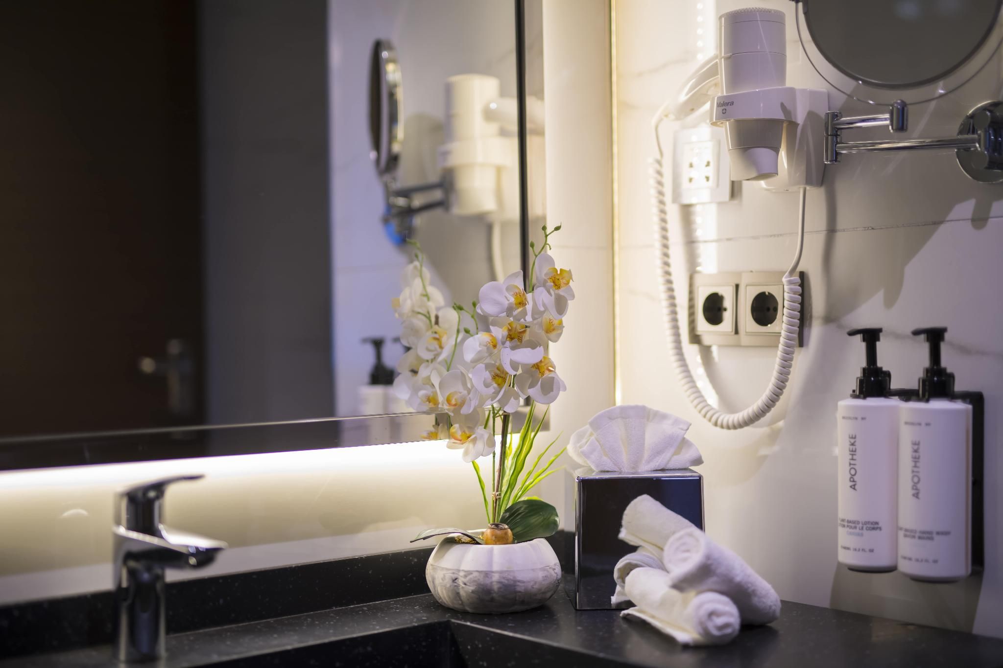 Crowne Plaza Yalova By IHG 1 King Junior Suite Balcony 1 Sofa Bed 2 Single Sofa Beds 2