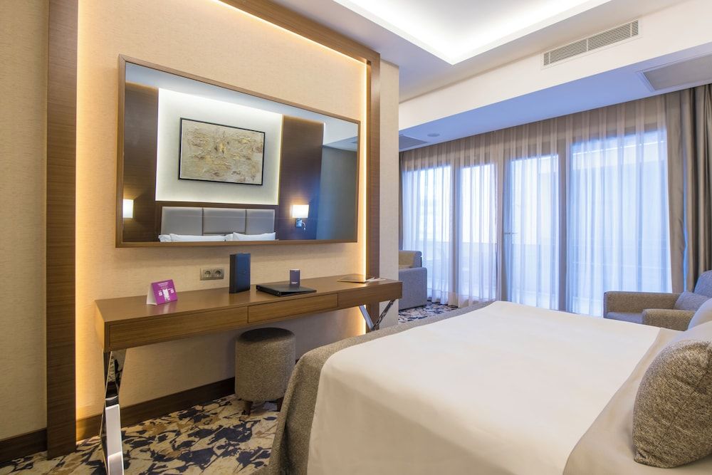 Crowne Plaza Yalova by IHG Junior Suite, 1 King Bed with Sofa bed, Balcony