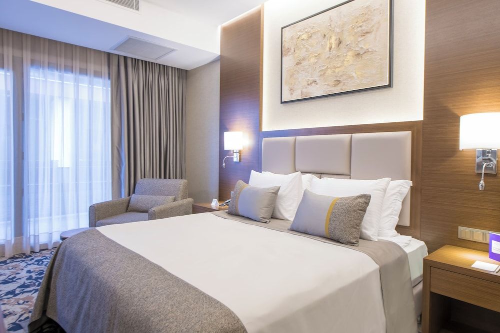 Crowne Plaza Yalova by IHG Junior Suite, 1 King Bed with Sofa bed, Balcony 2