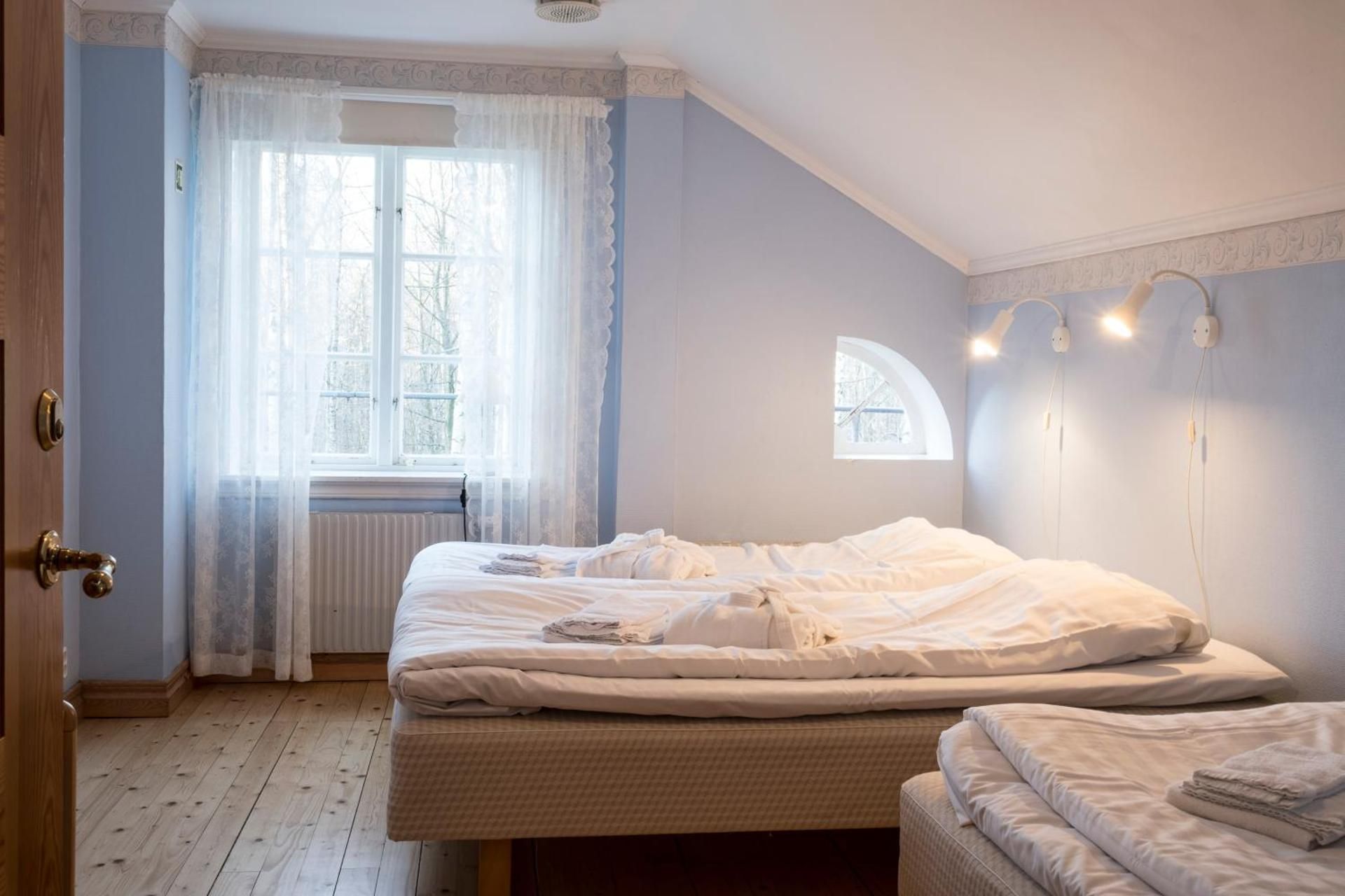 Basic Double Room with Shared Bathroom