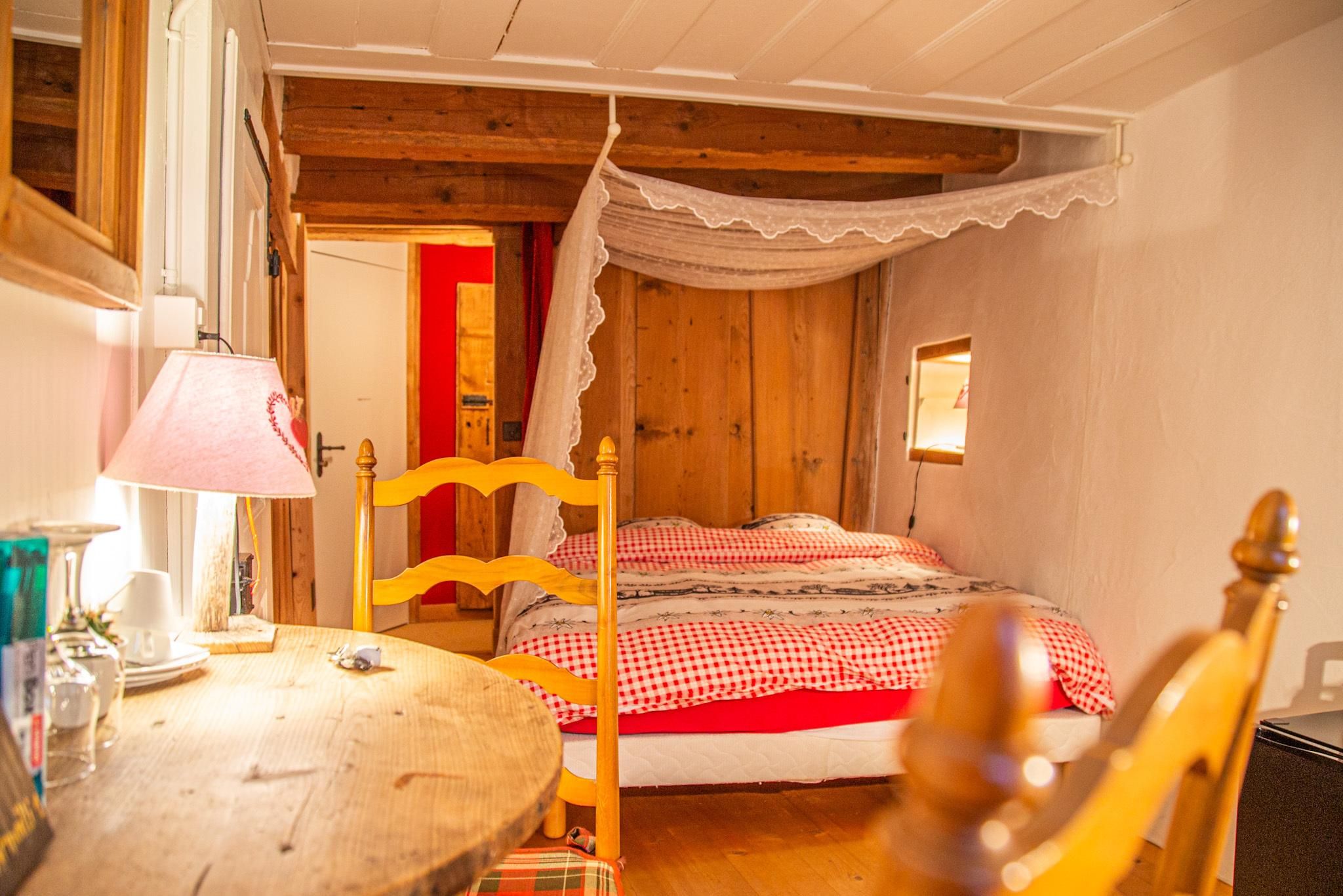 Chambre Armailli Baldaquin / Vue historique / Bourg 30 / Gruyères