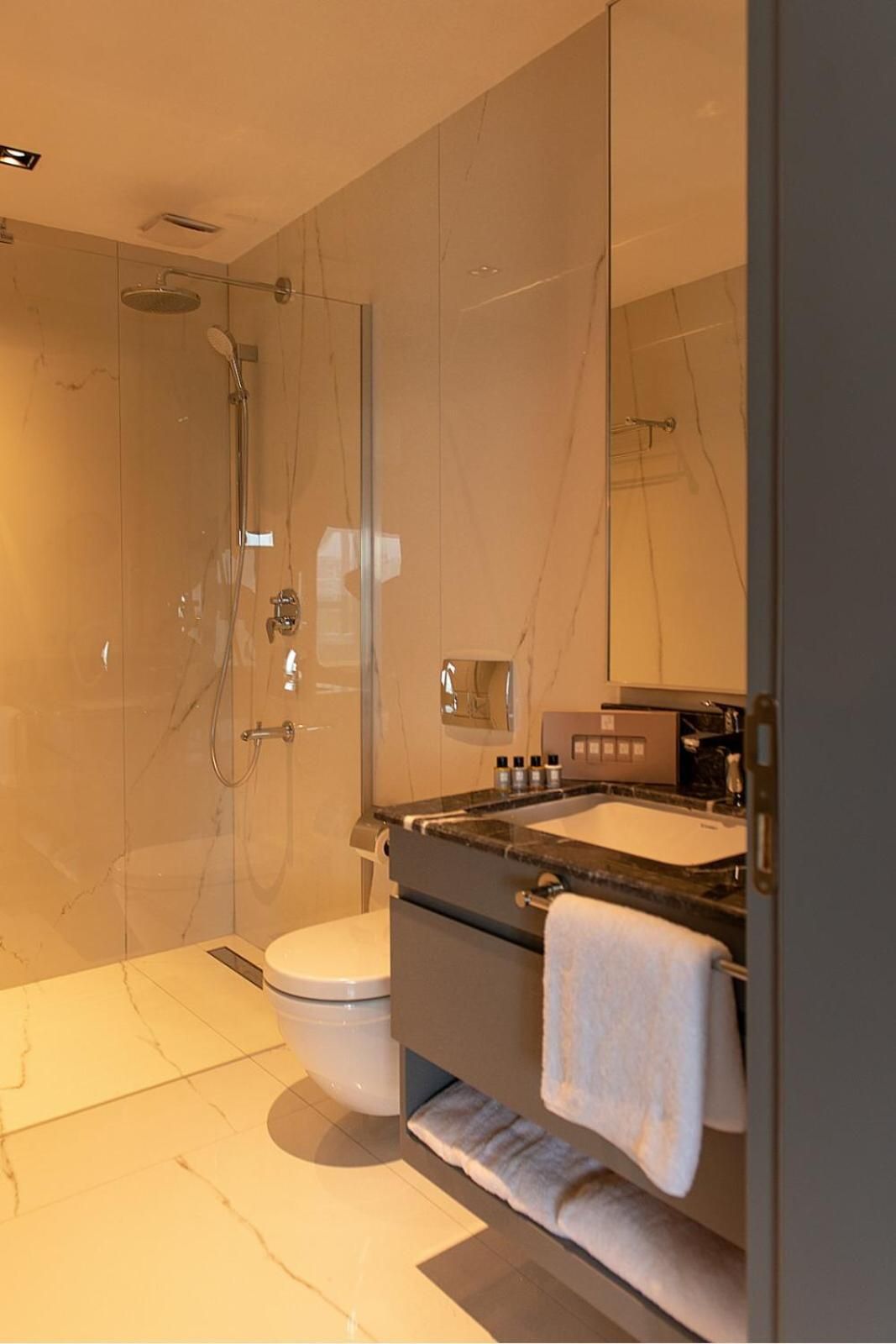 B&C HOTEL Deluxe Suite 2