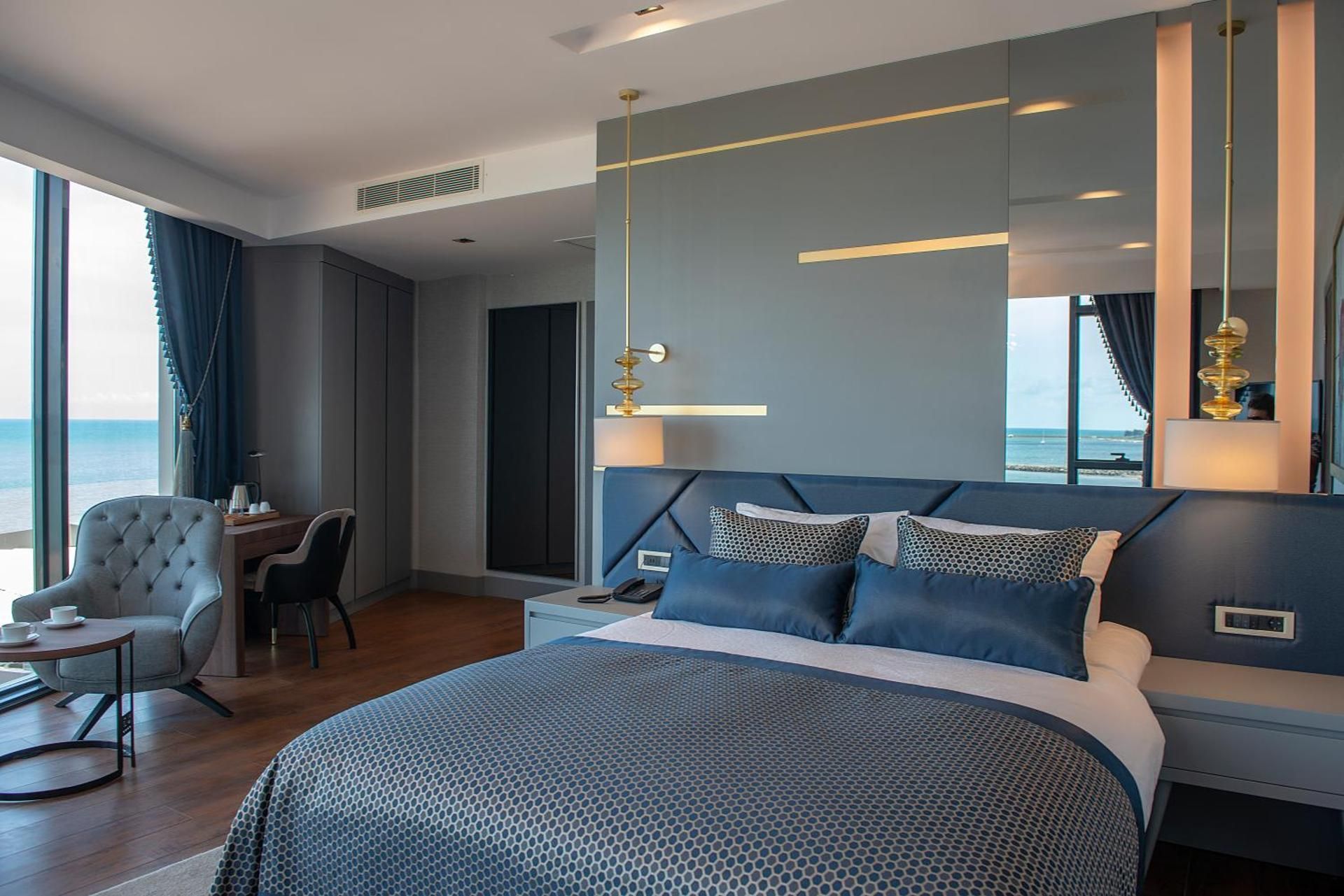 B&C HOTEL Deluxe Suite