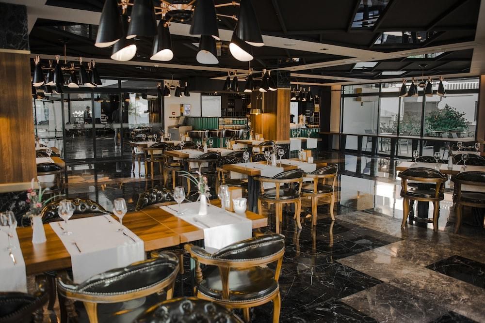 6598cacc766f4ccb988923470182dbe1