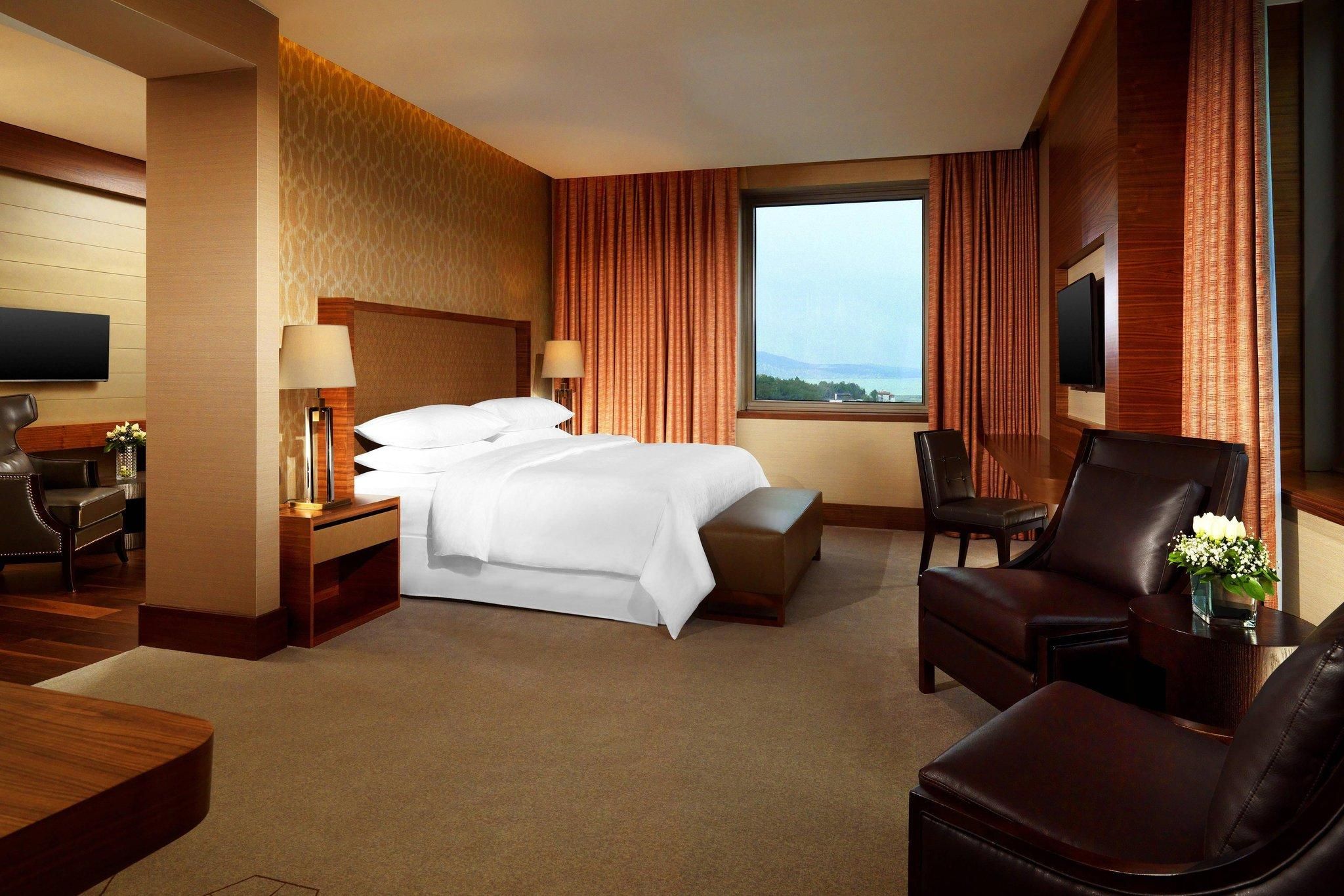 Executive Suite, 1 Bedroom Executive Suite, 1 King, Black Sea view