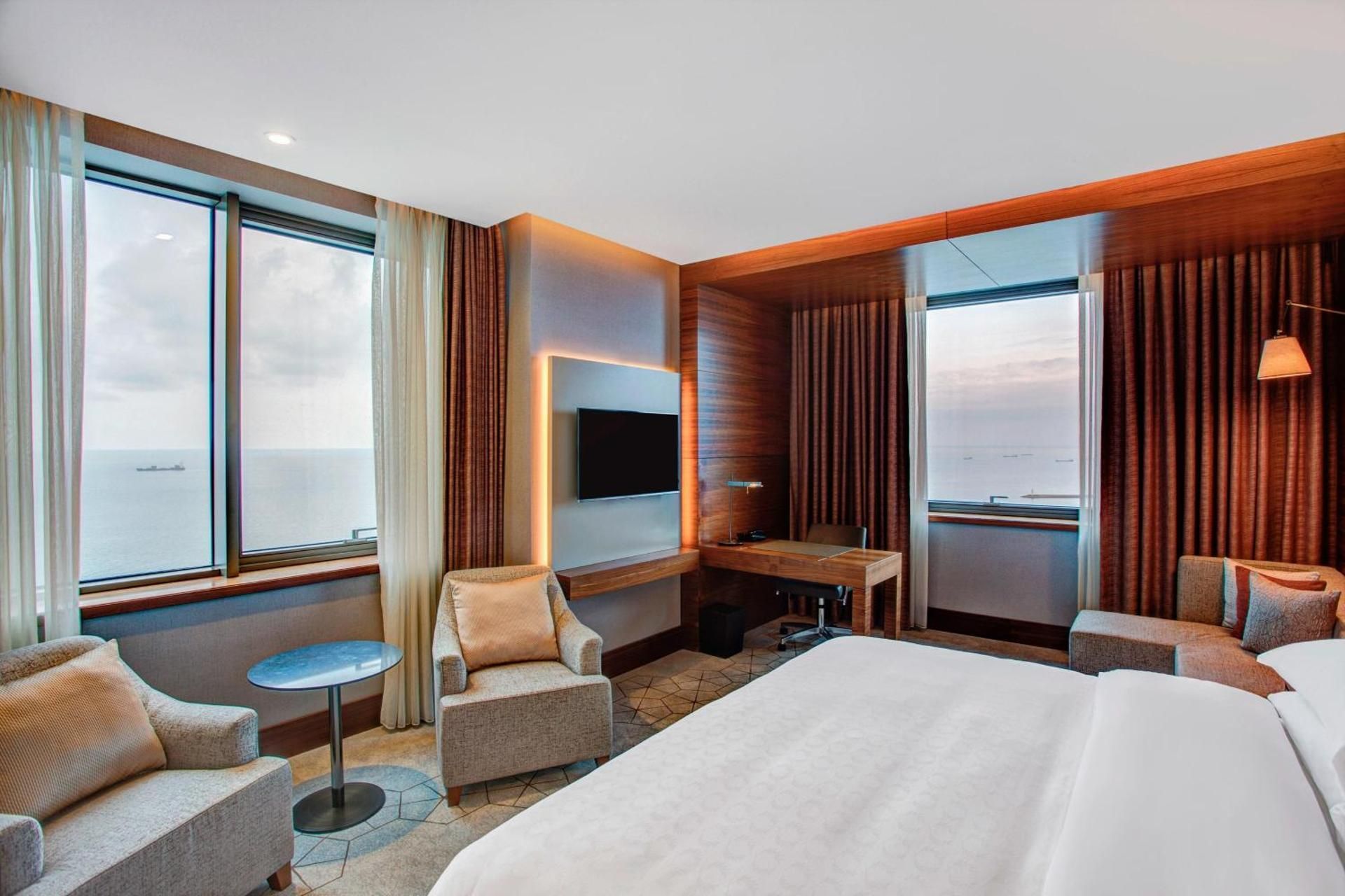 deluxe grand, guest room, 1 king, sea view