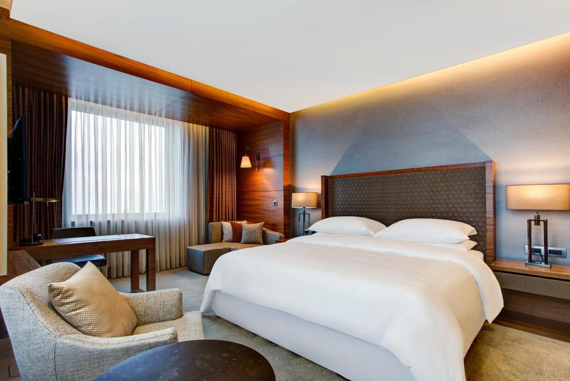 deluxe grand, guest room, 1 king, sea view