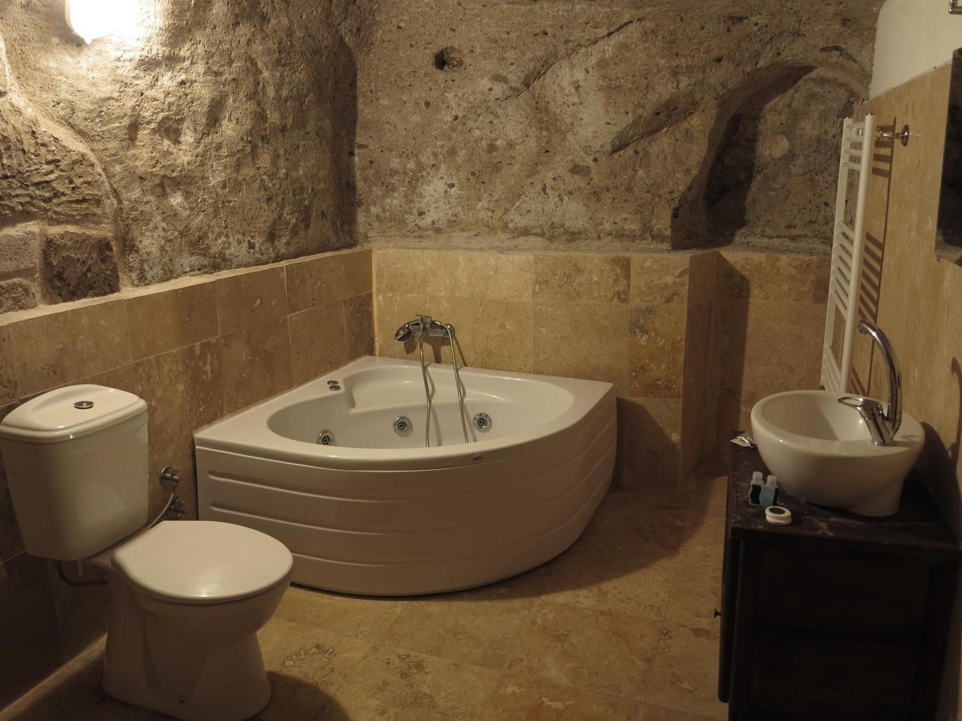 Deluxe Triple Cave Room