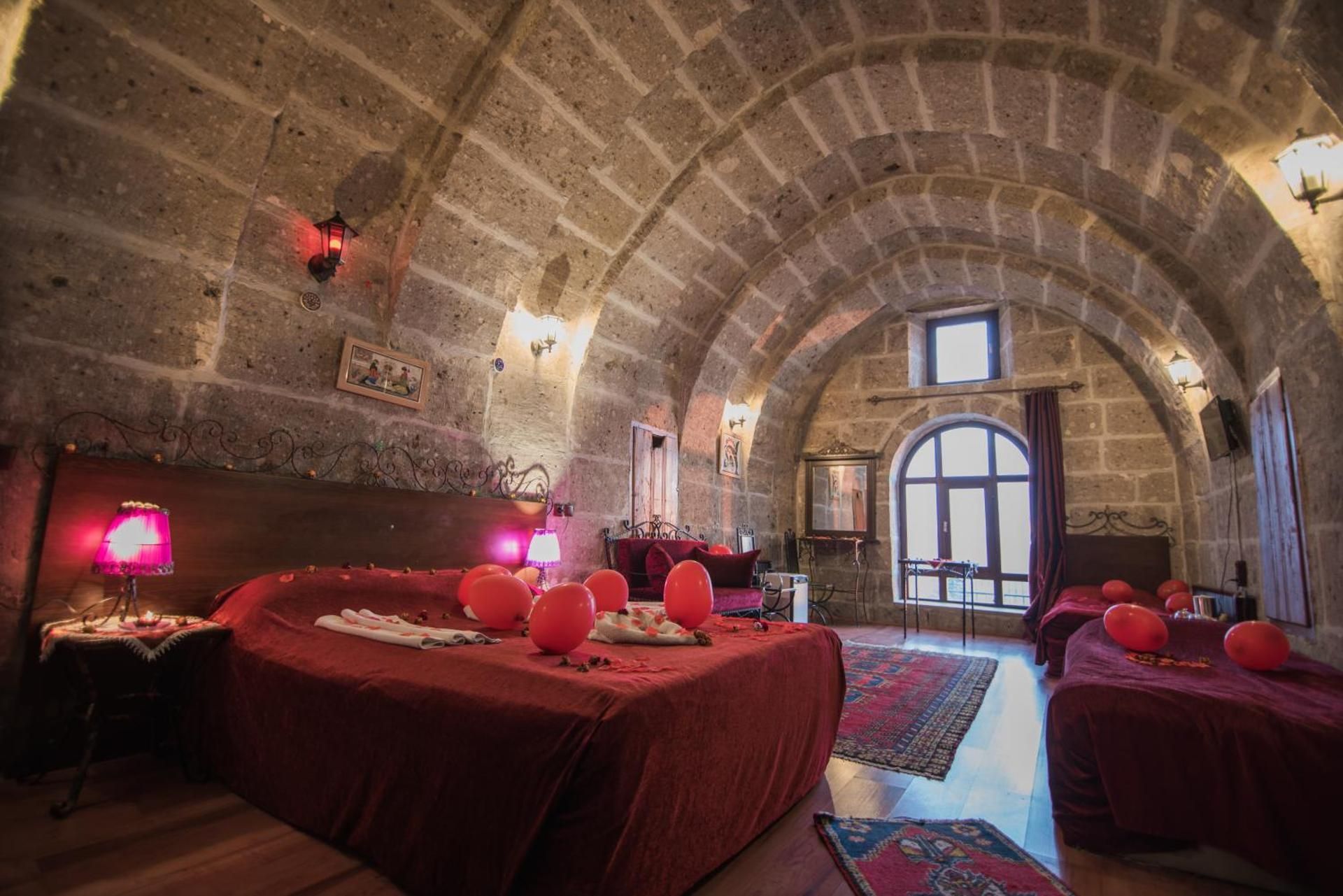 Deluxe Triple Cave Room