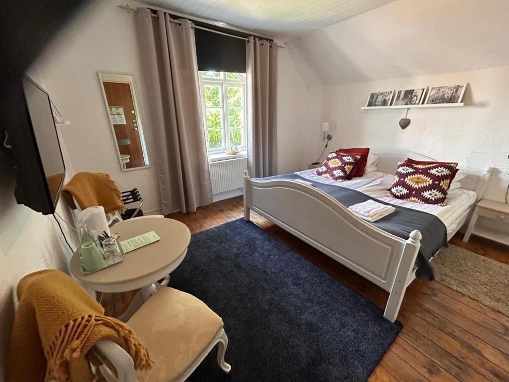Economy Double Room with Shared Bathroom in Hallway