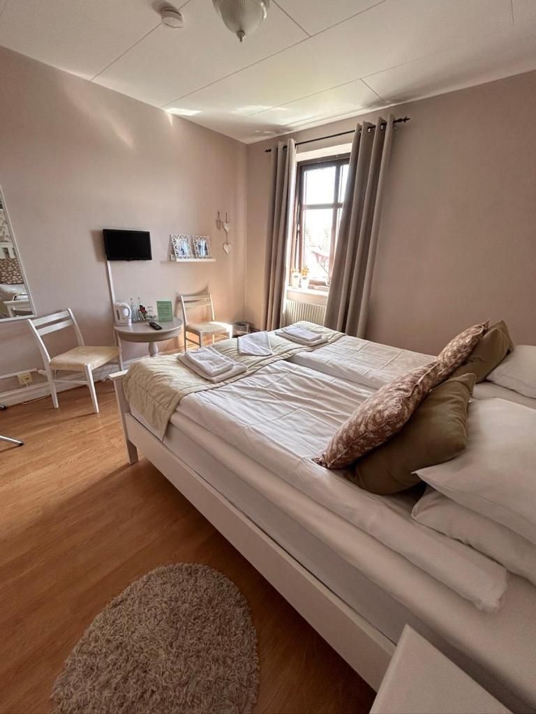 Economy Double Room with Shared Bathroom in Hallway