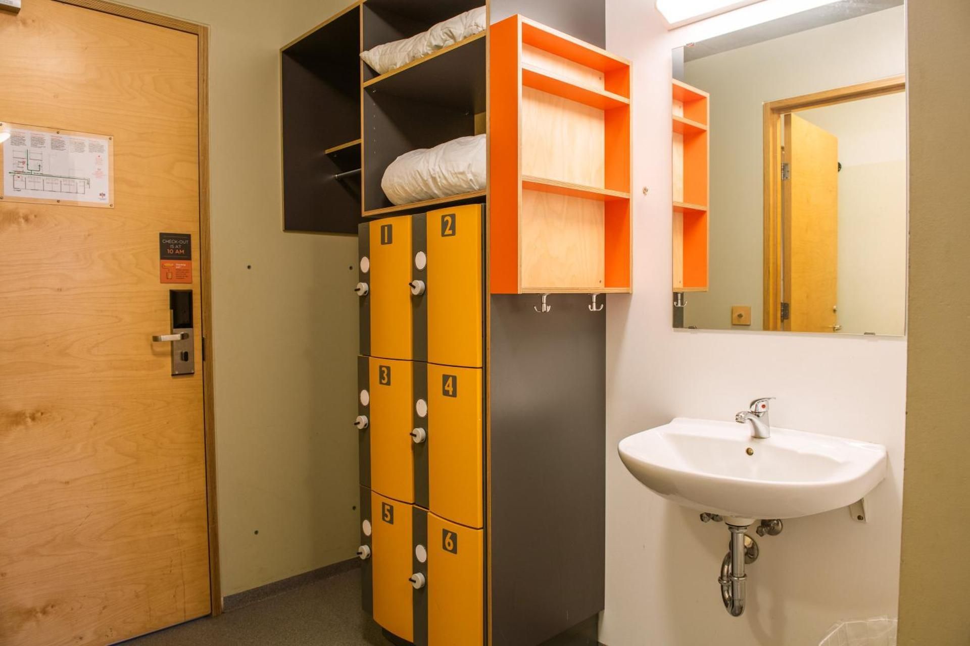 Family Room (5 beds) with Private Bathroom