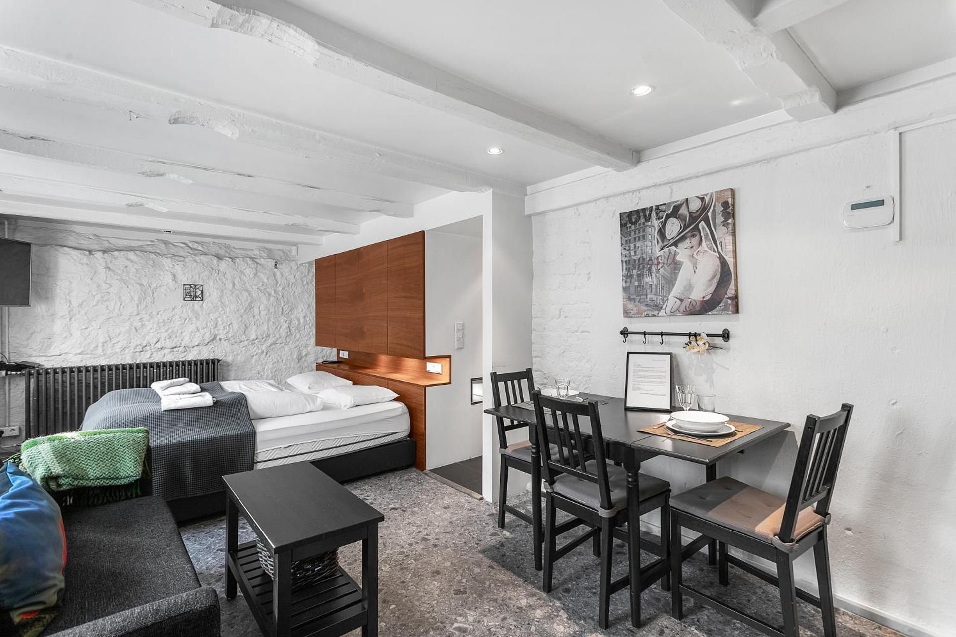 Studio – No Onsite Parking