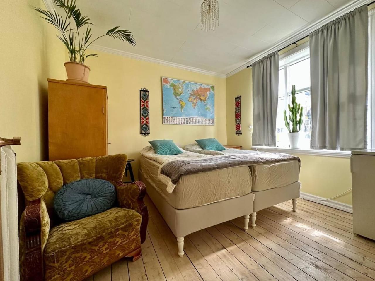 Room 4 - Double Room with Street View