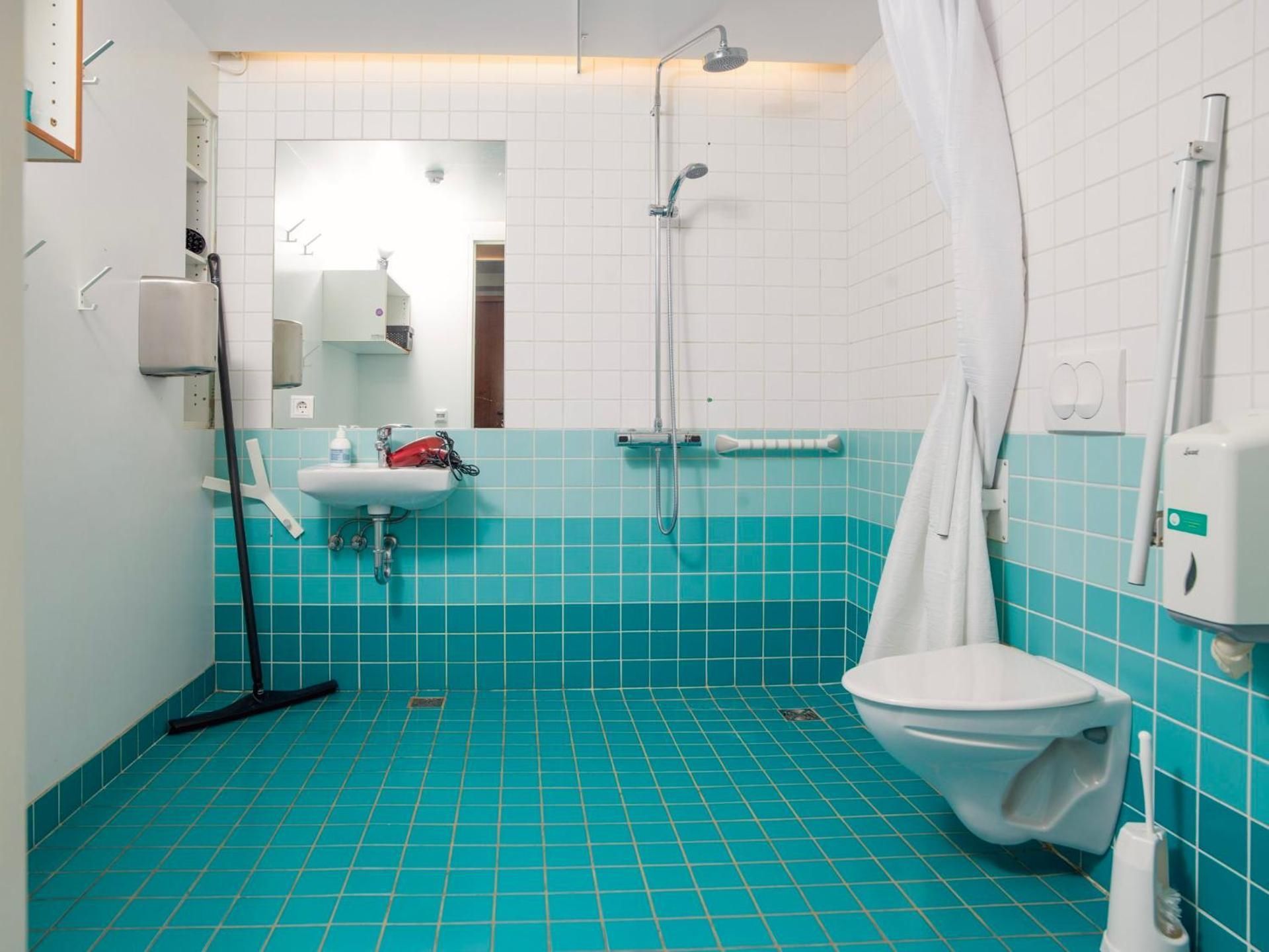 Loft - HI Hostel Single bed in 6-Bed MIXED Dorm with Private Bathroom 3