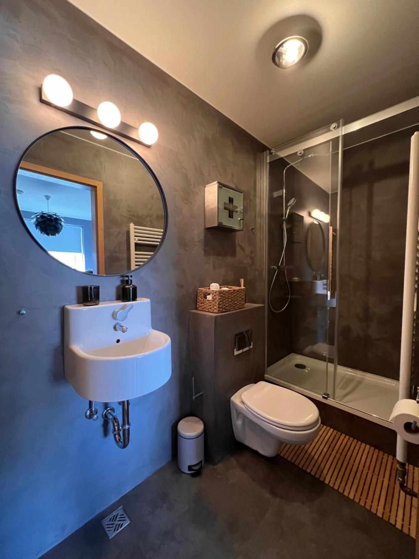 One-Bedroom Apartment with Square View