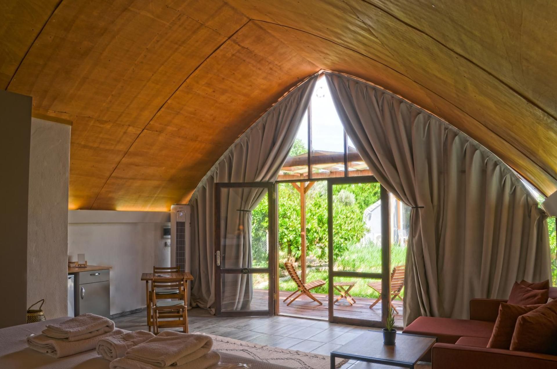 Quonset Glamping Double Room with Garden View 2