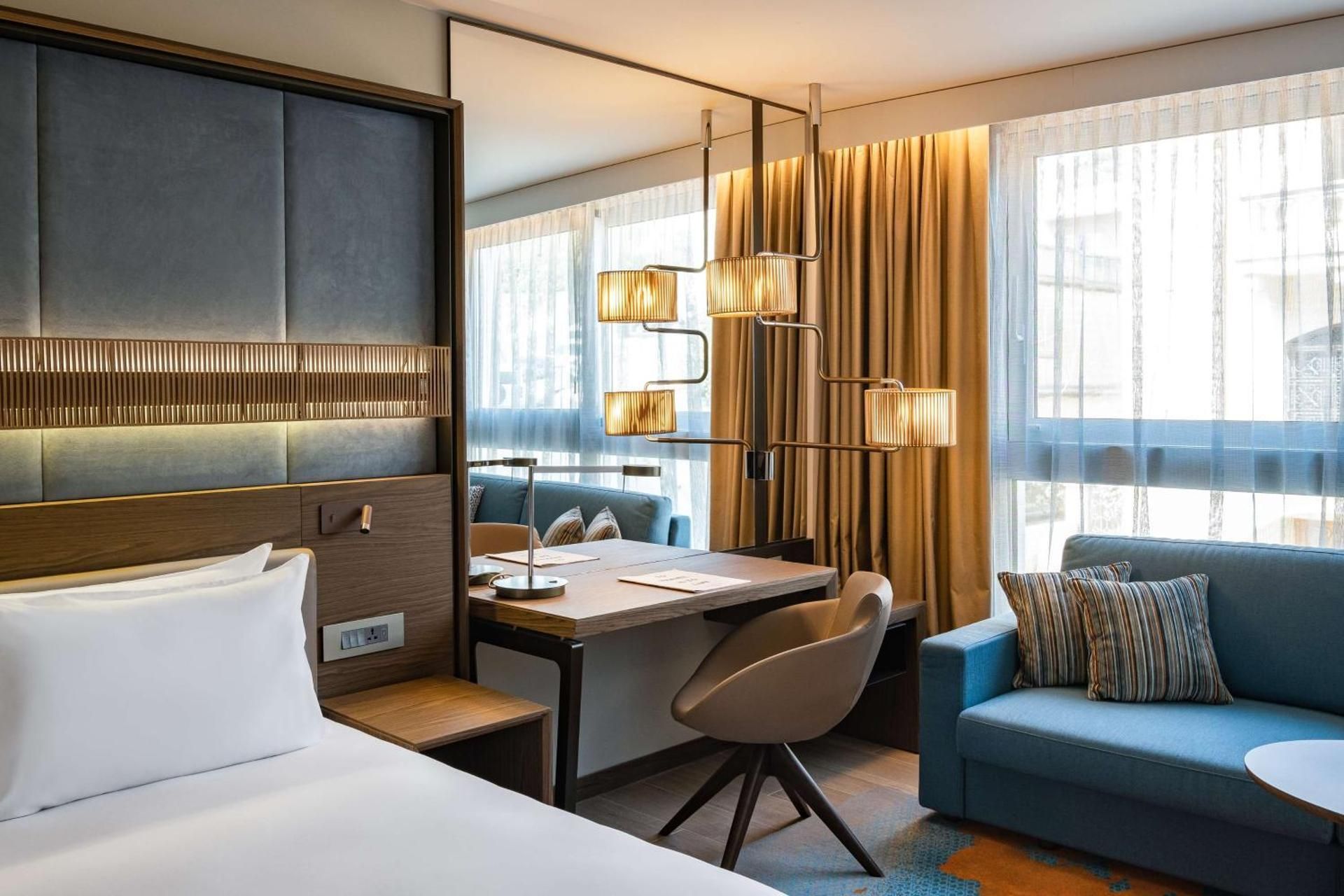 1 King Bed Deluxe Room With Seaview Balcony And Club Access