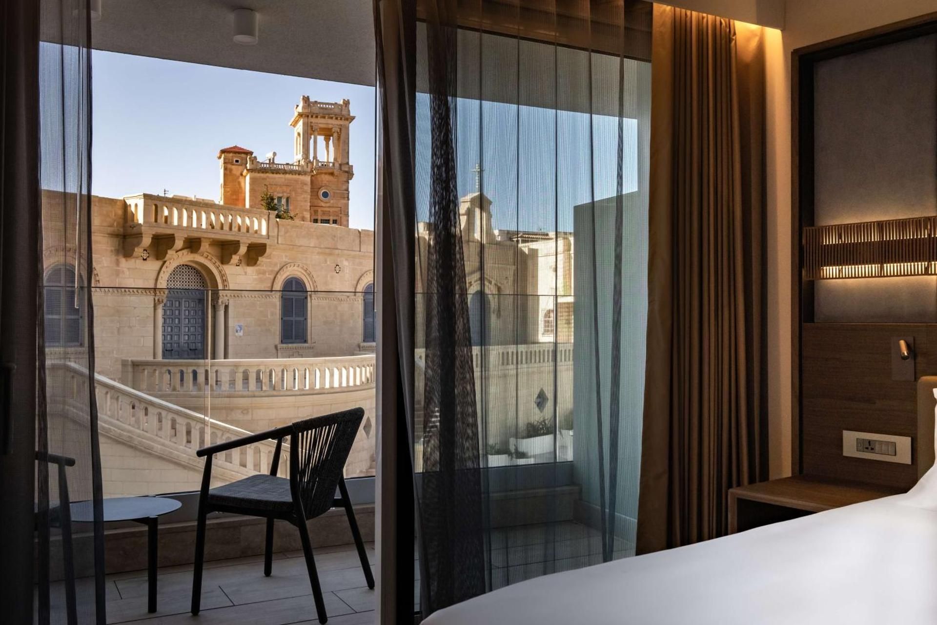 1 King Bed Deluxe Room With Seaview Balcony And Club Access