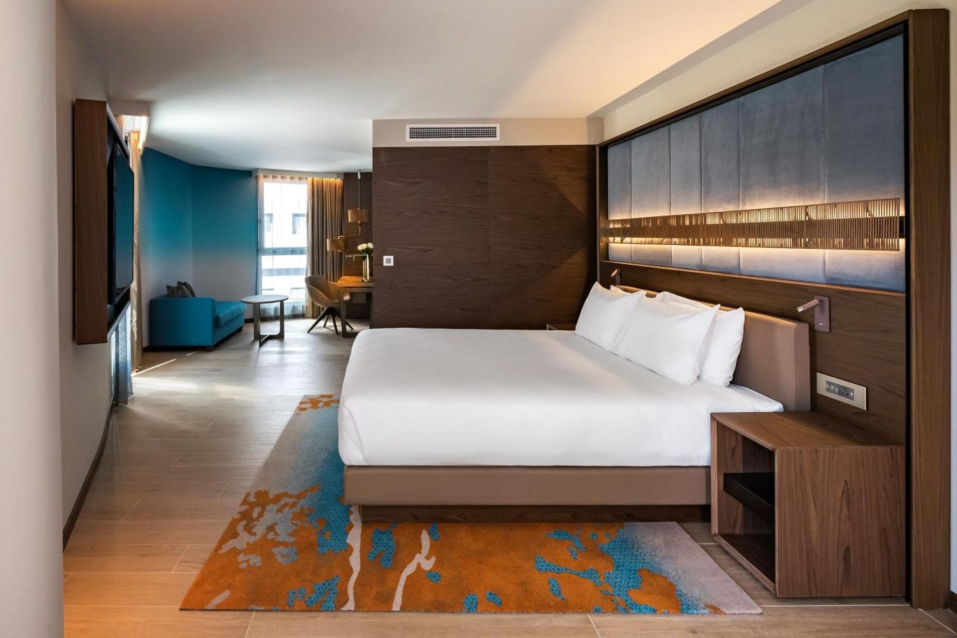 Regency Suite With 1 King Bed Pjazza View With Balcony