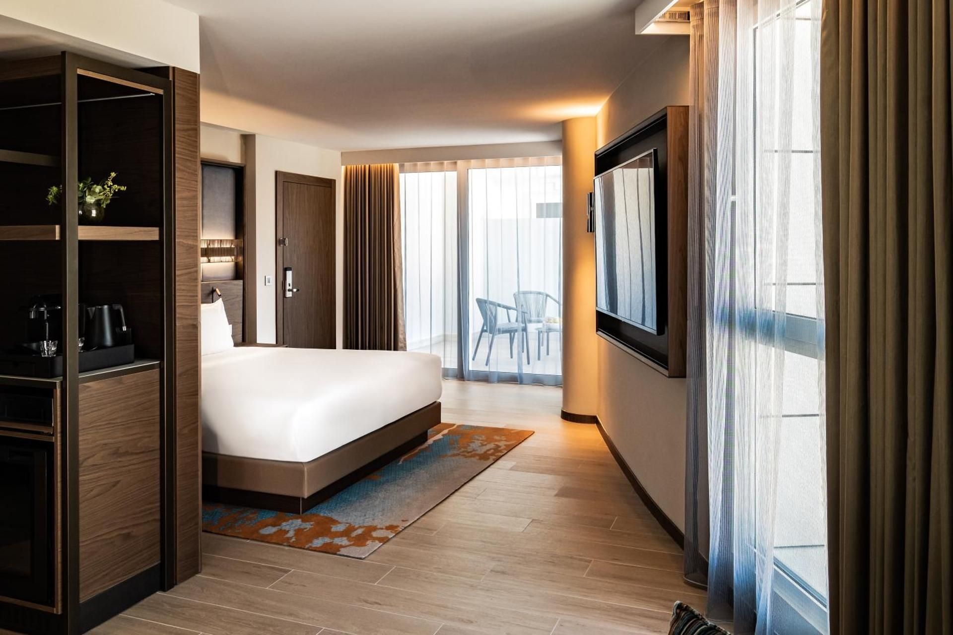 Two-Bedroom Family Junior Suite with Balcony and Pjazza View