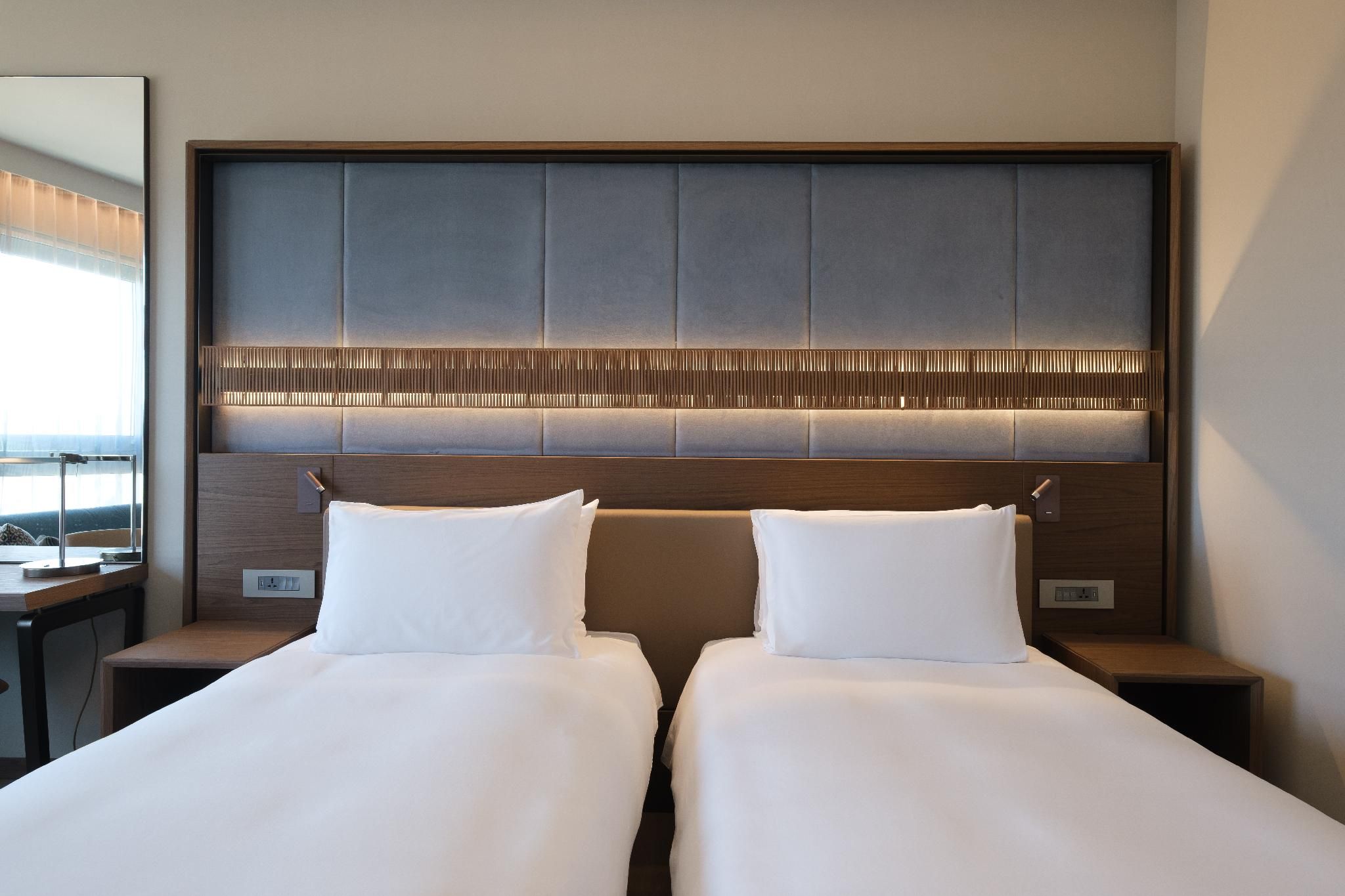 2 Twin Bed Deluxe Room With Seaview Balcony And Club Access
