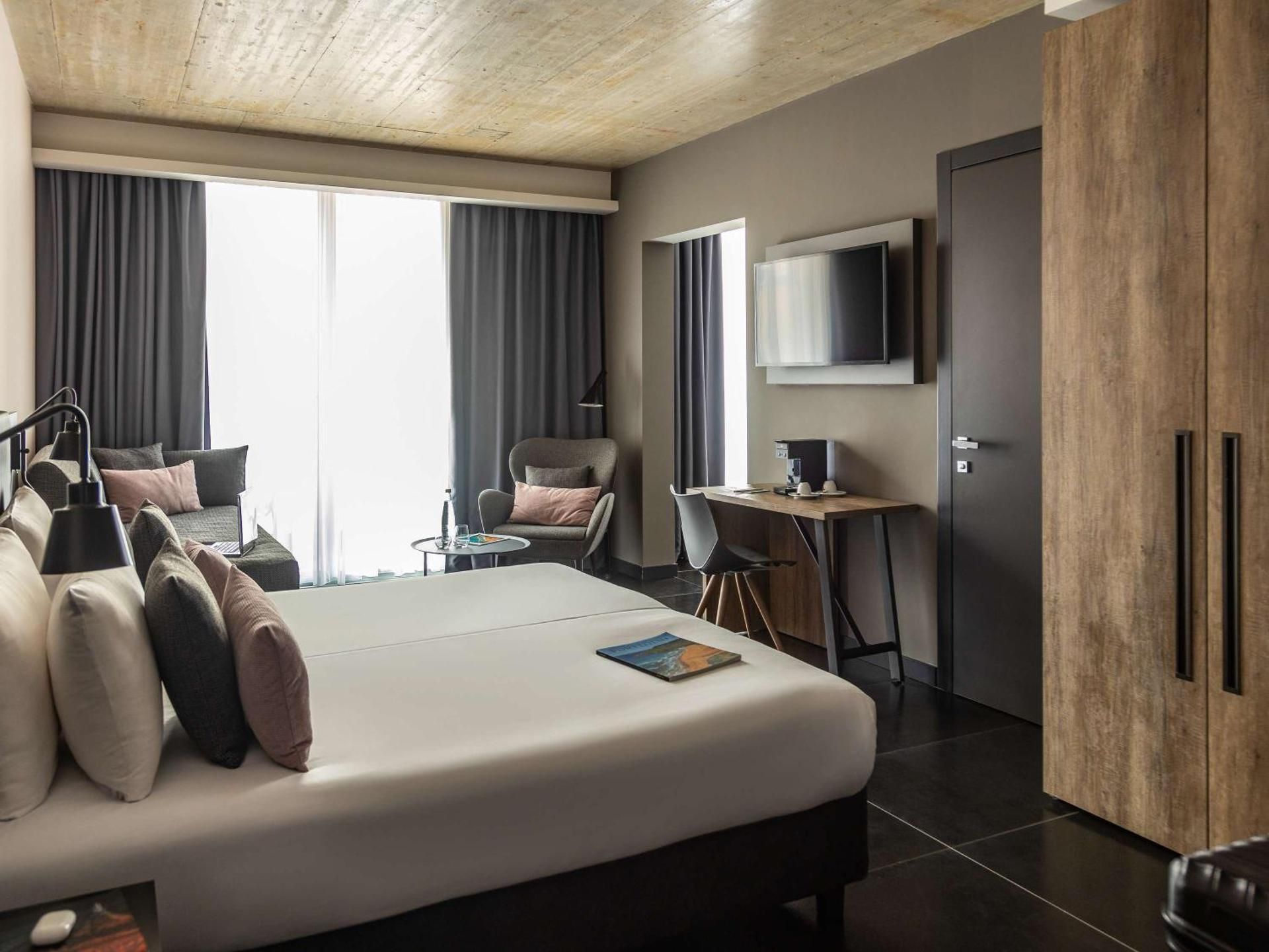 Junior Suite with one double bed and 2 single beds