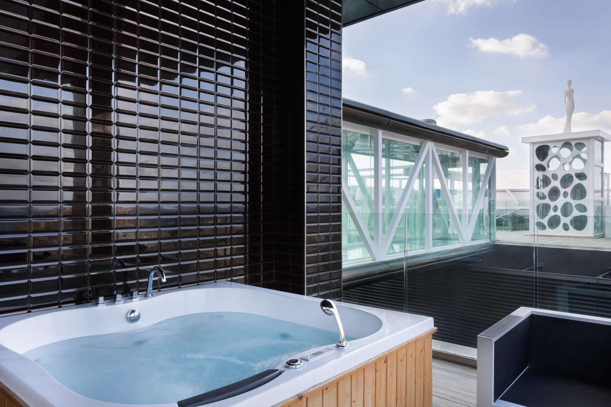 Vista Hot Tub Suite