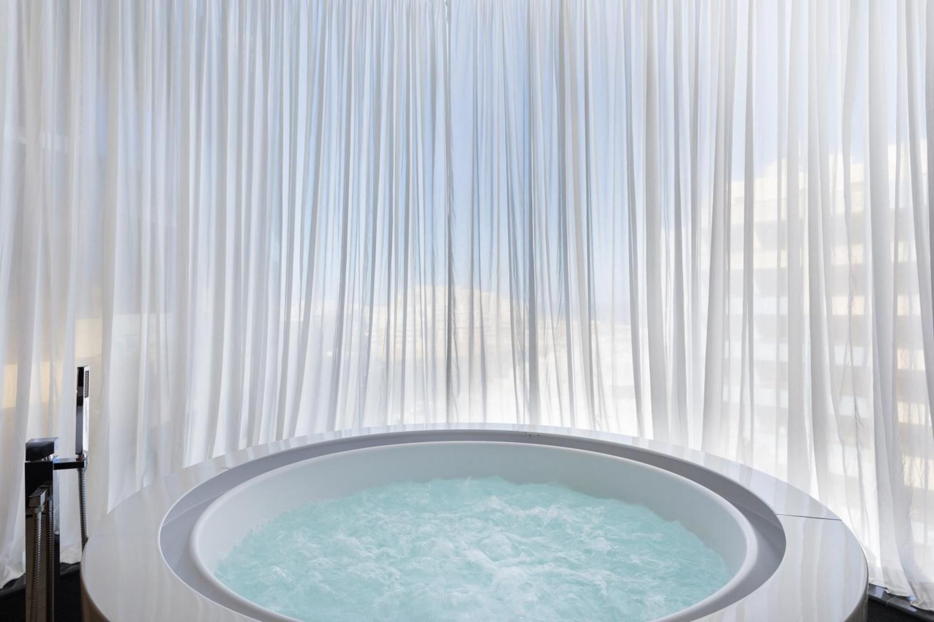 King Bed Hot Tub Suite