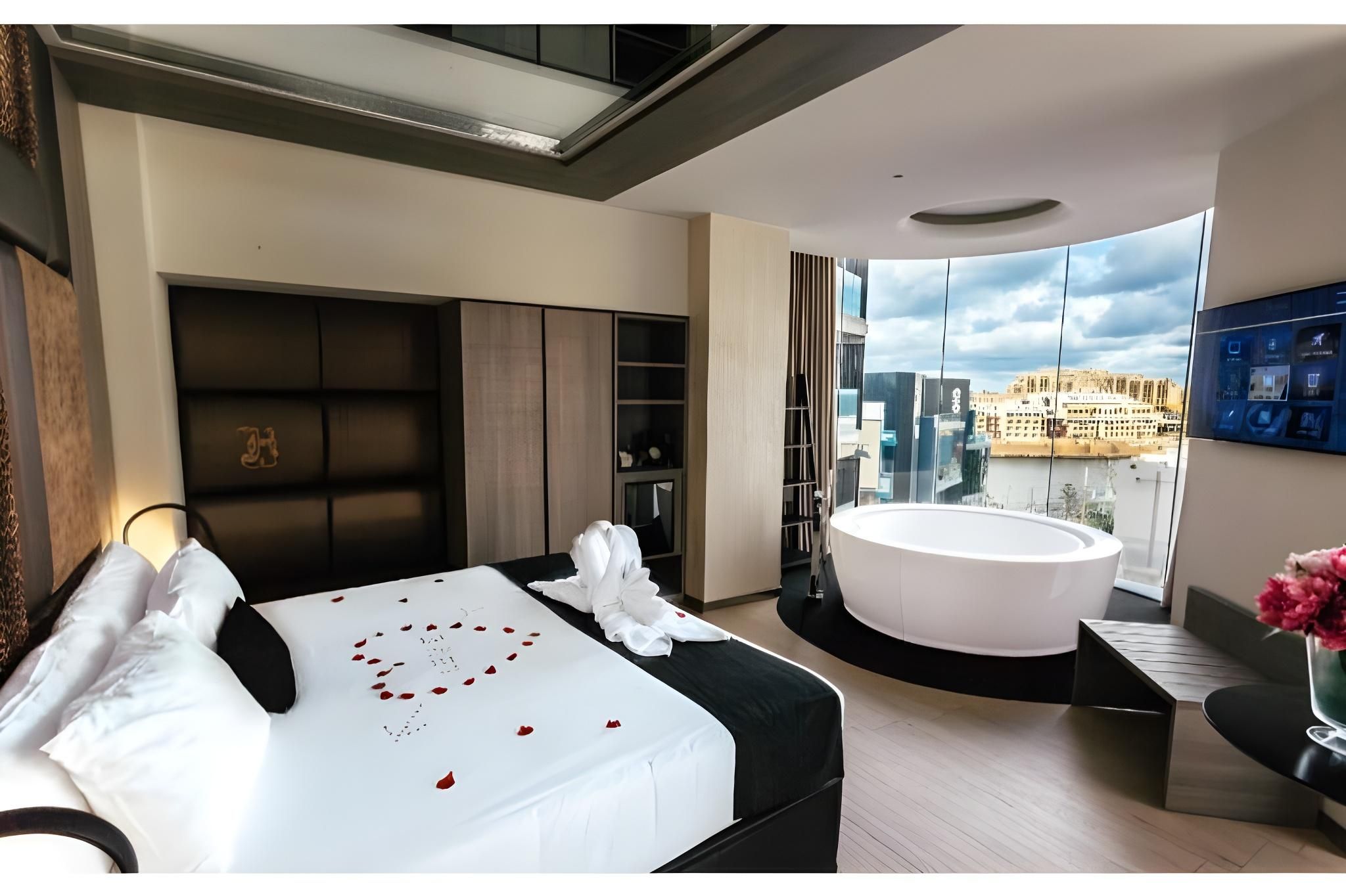 Luxury Suite with Hot Tub