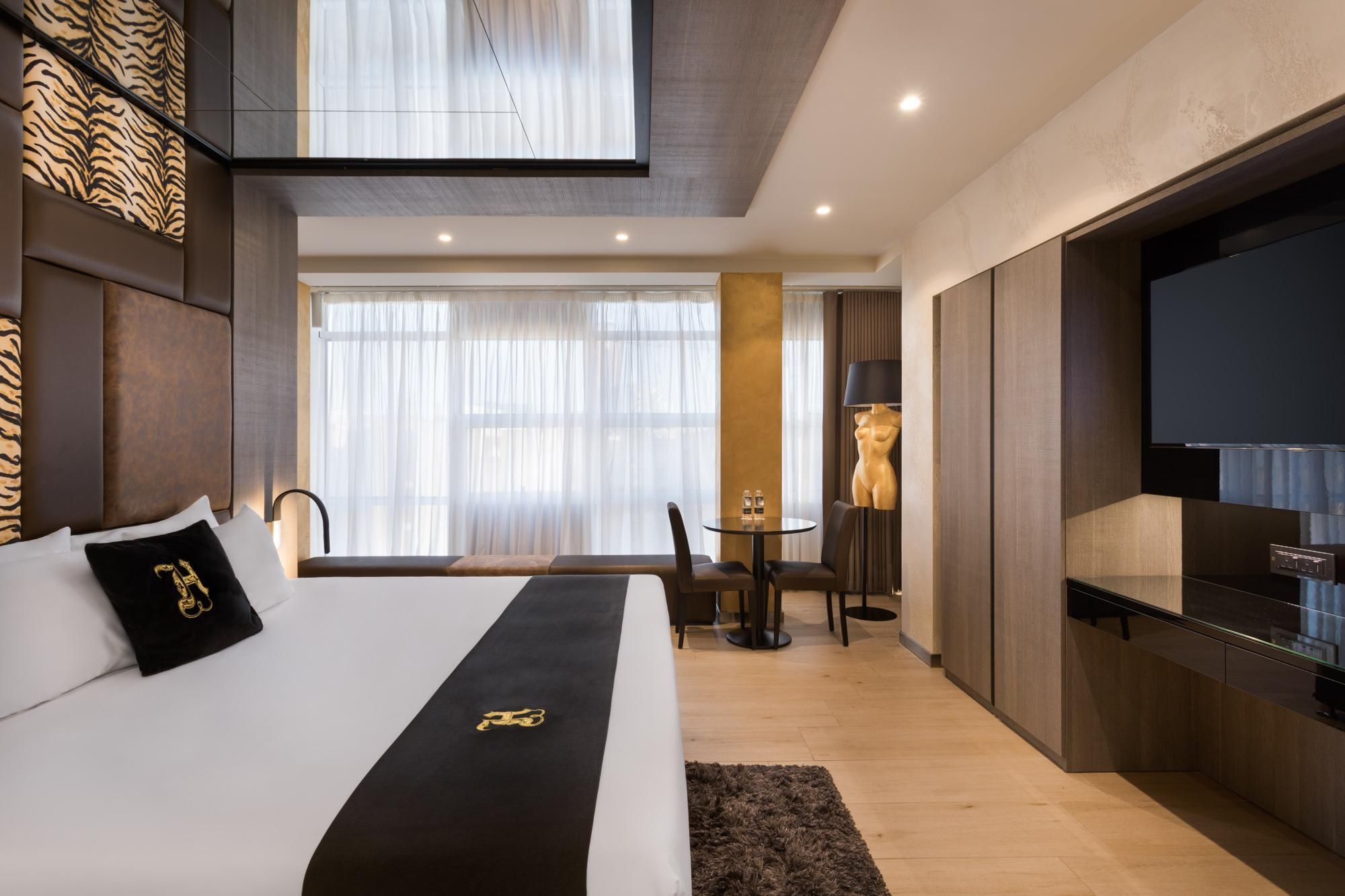 Elegant Room with Balcony