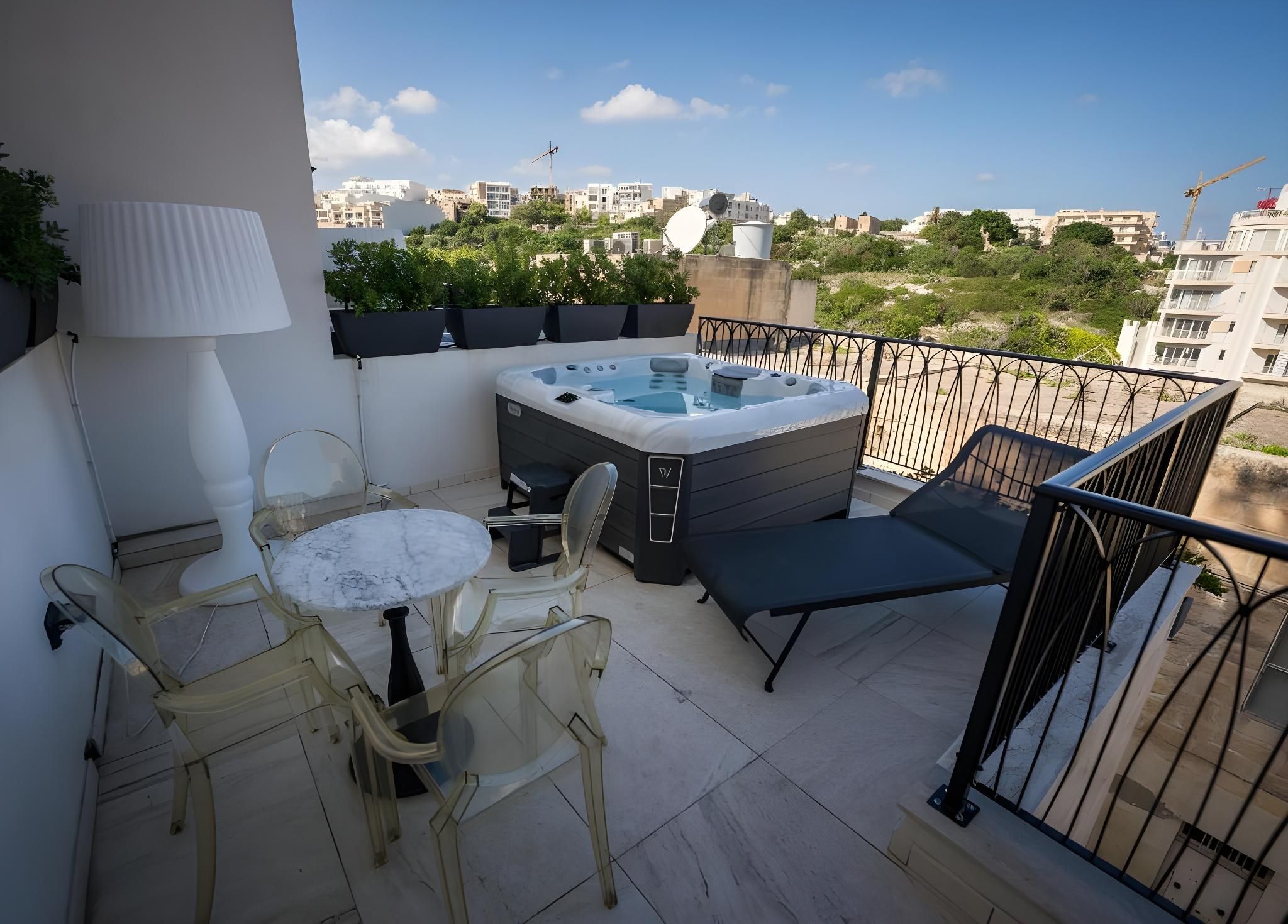 Holm Boutique & Spa Executive Quadruple Suite with Outdoor Spa Bath and Kitchenette