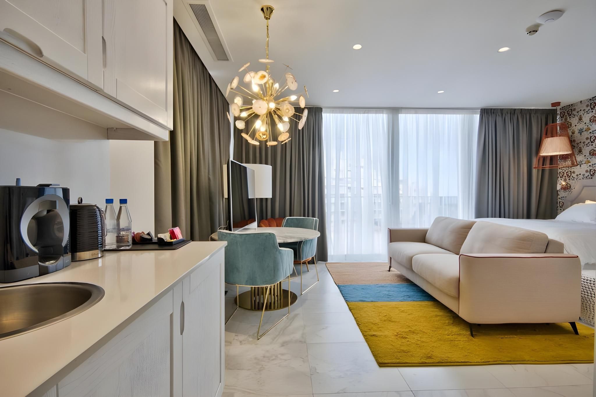 Holm Boutique & Spa Executive Quadruple Suite with Outdoor Spa Bath and Kitchenette 3