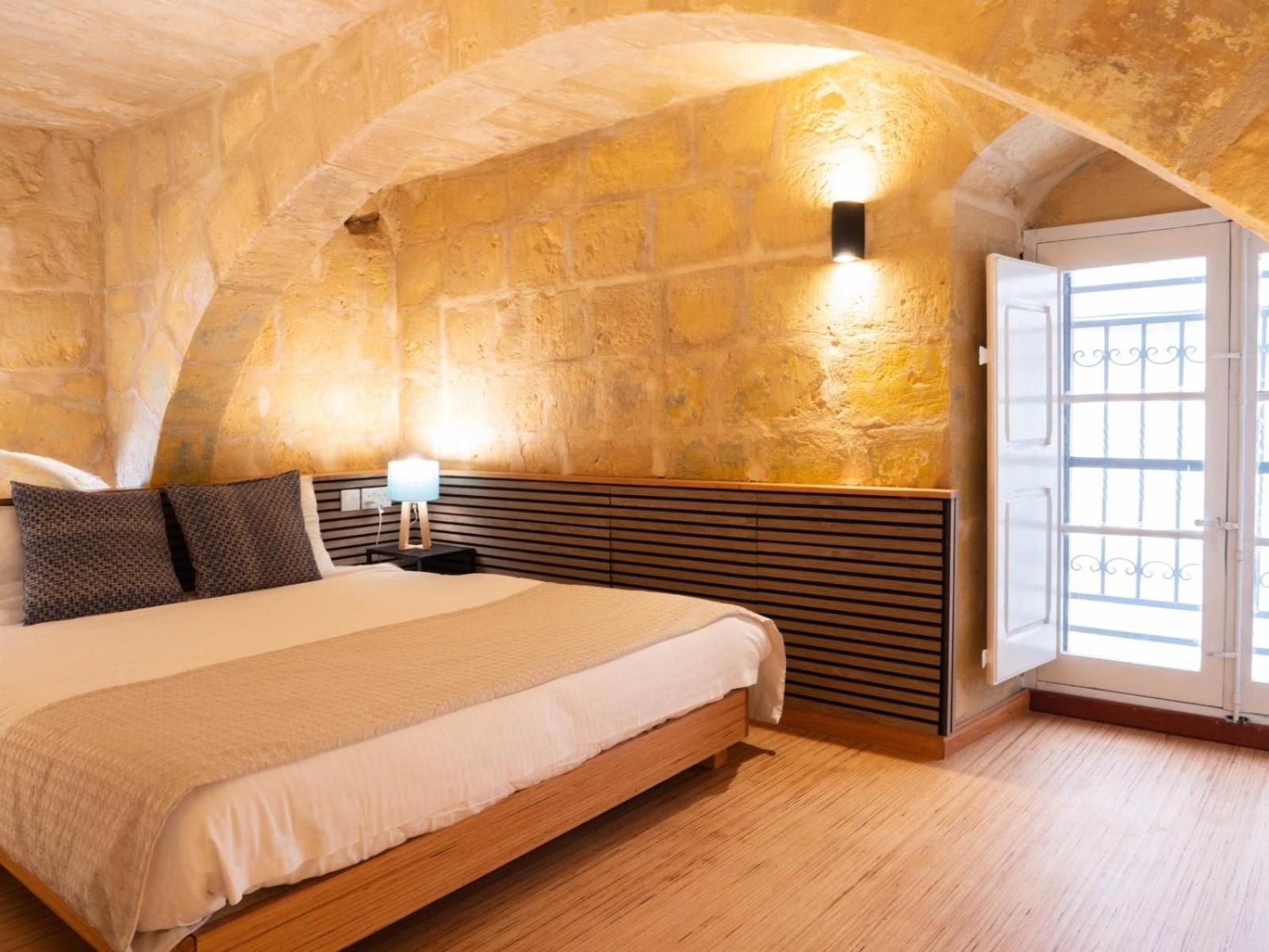 One-Bedroom Loft Apartment with One Queen Bed