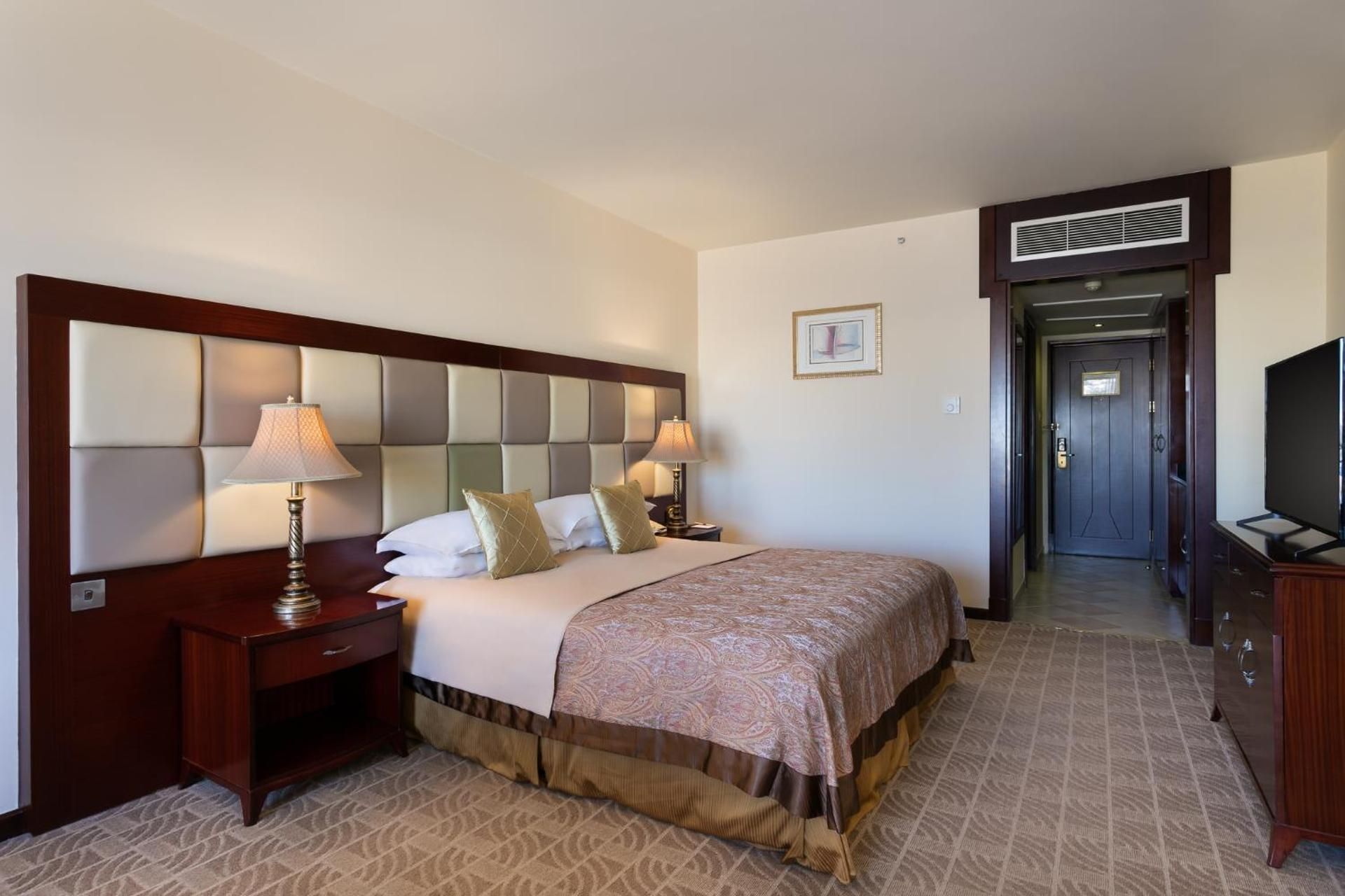 Deluxe Suite with Partial Sea View