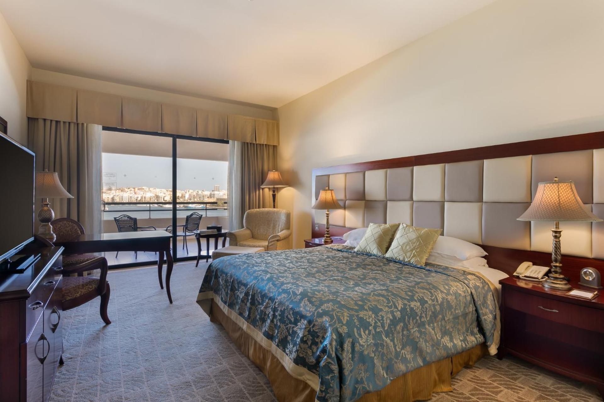 Deluxe Double or Twin Room with Partial Sea View