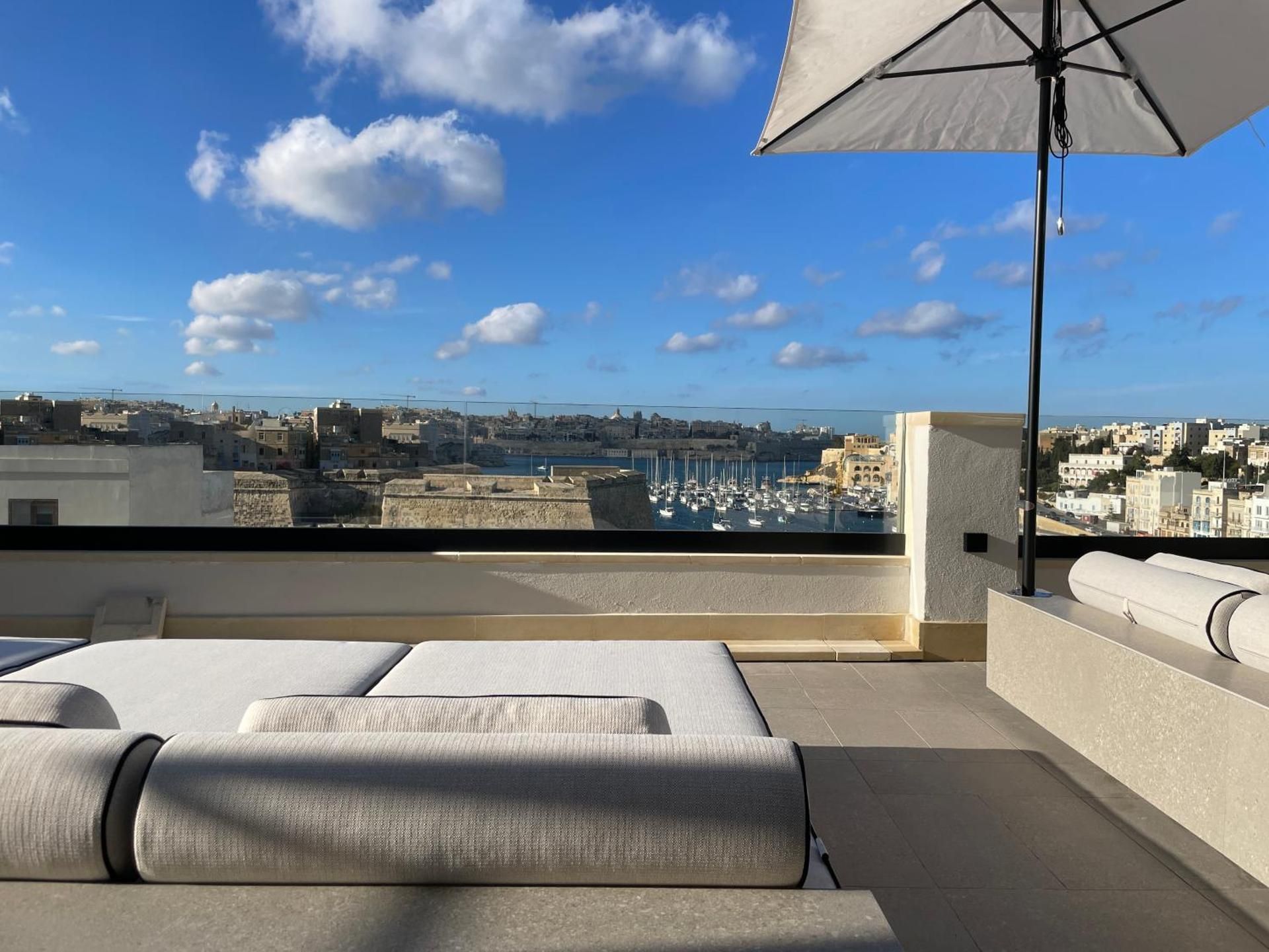 Three-Bedroom Deluxe Apartment