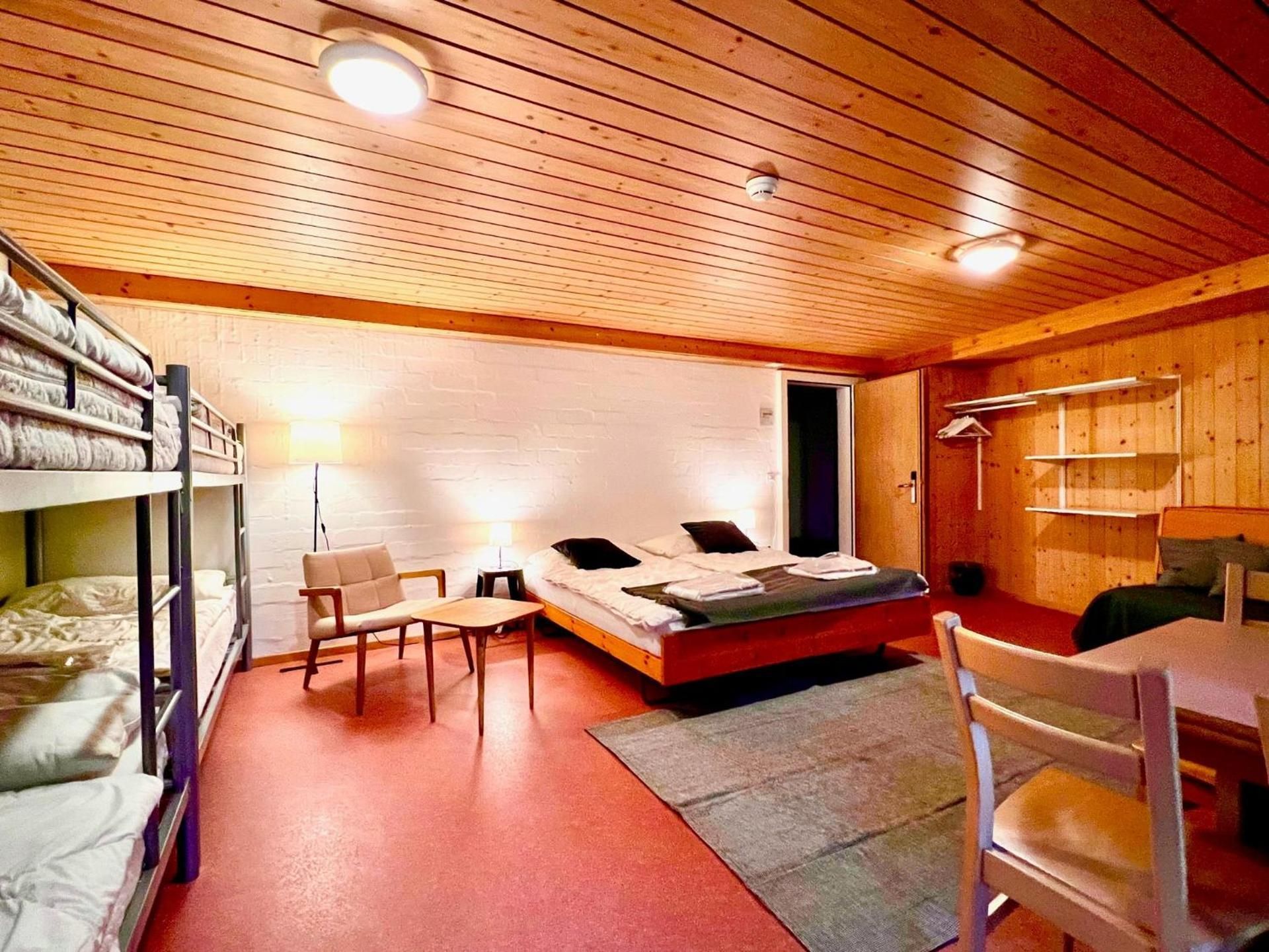 Family Room (6 Adults) with Shared Bathroom