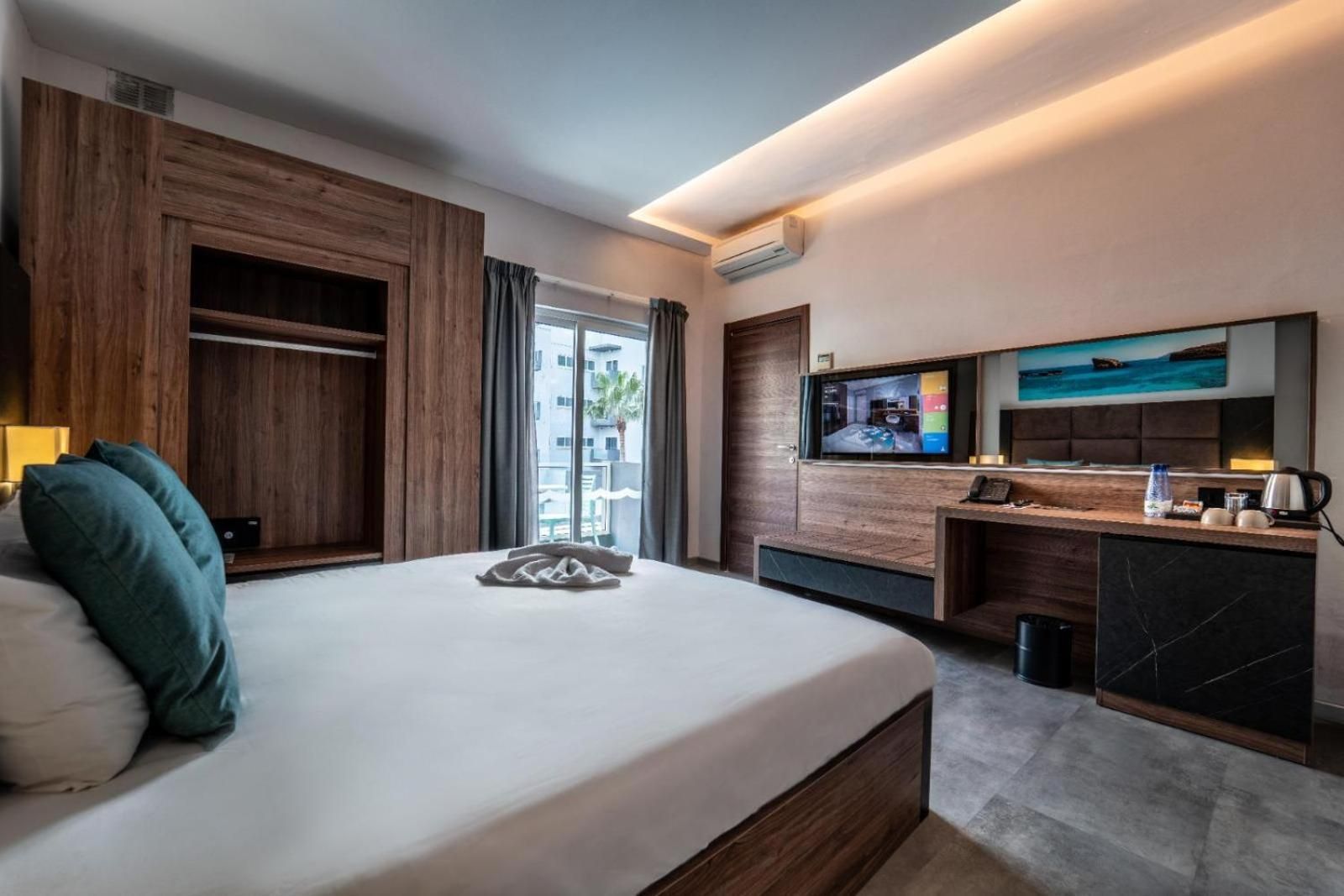 Superior Double or Twin Room with Pool View - Free Access to Toy Room Club