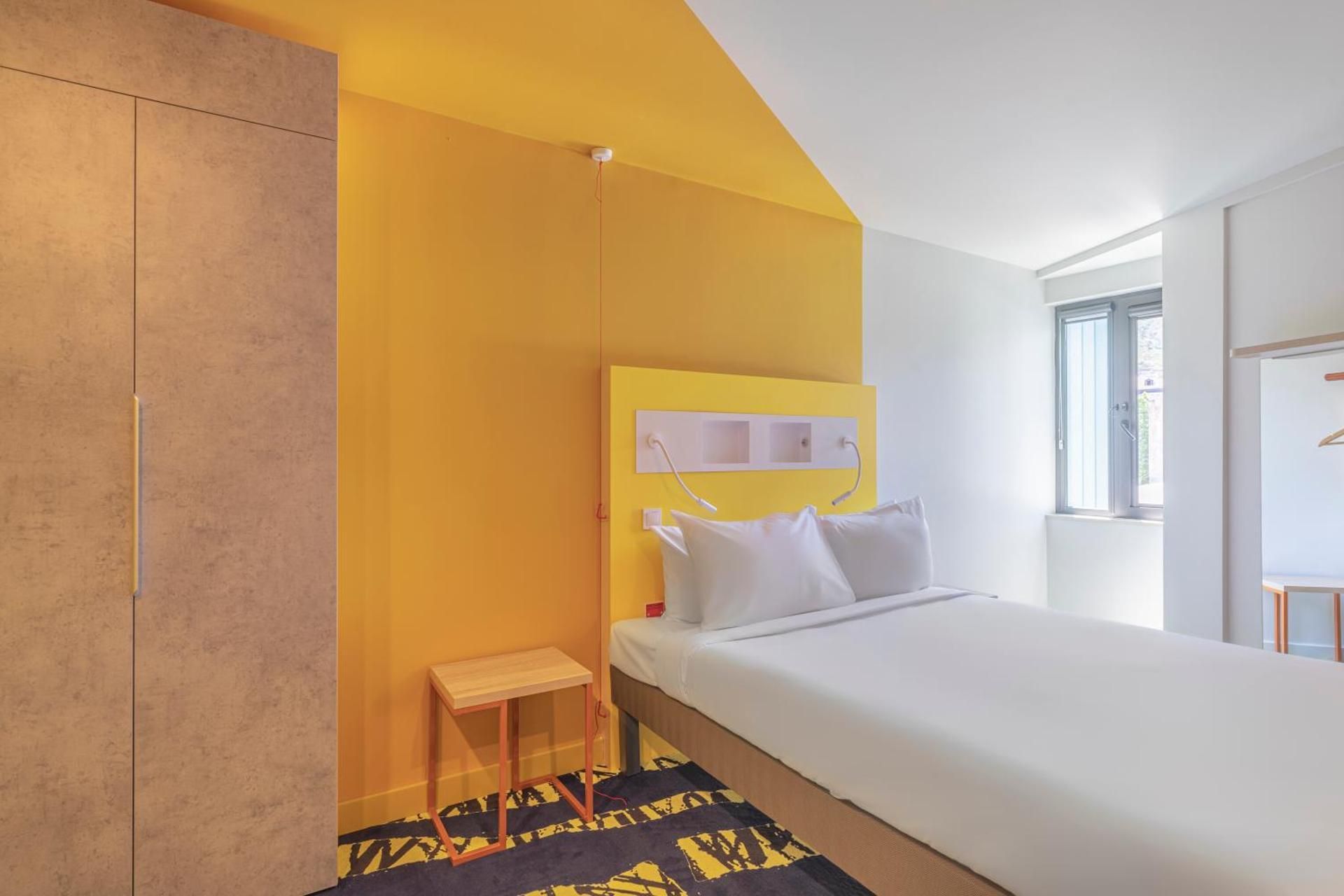 Superior Room with 1 double bed and 1 Bed-close t