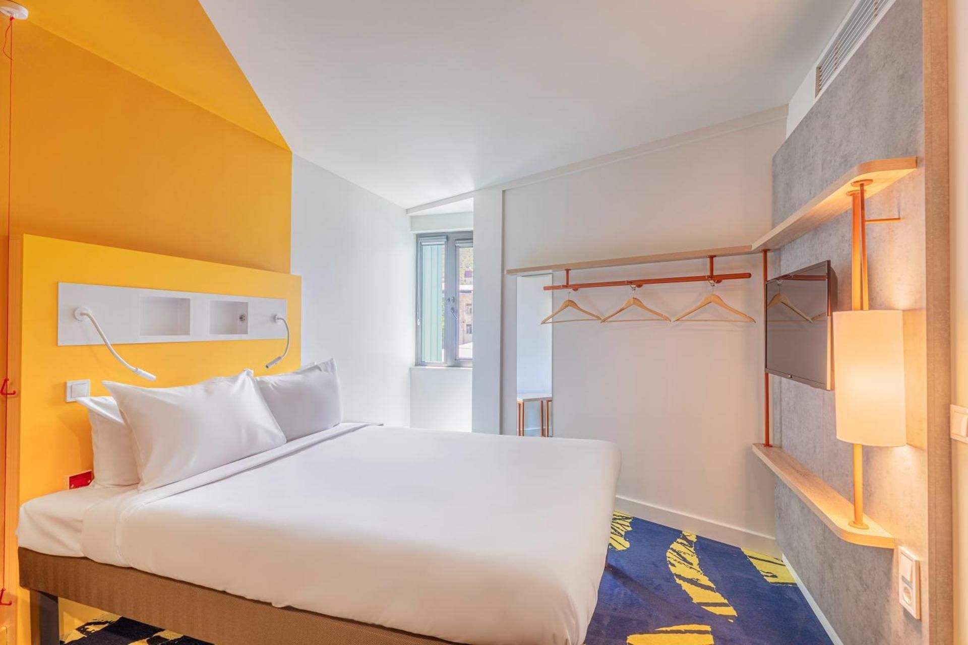 Superior Room with 1 double bed and 1 Bed-close t