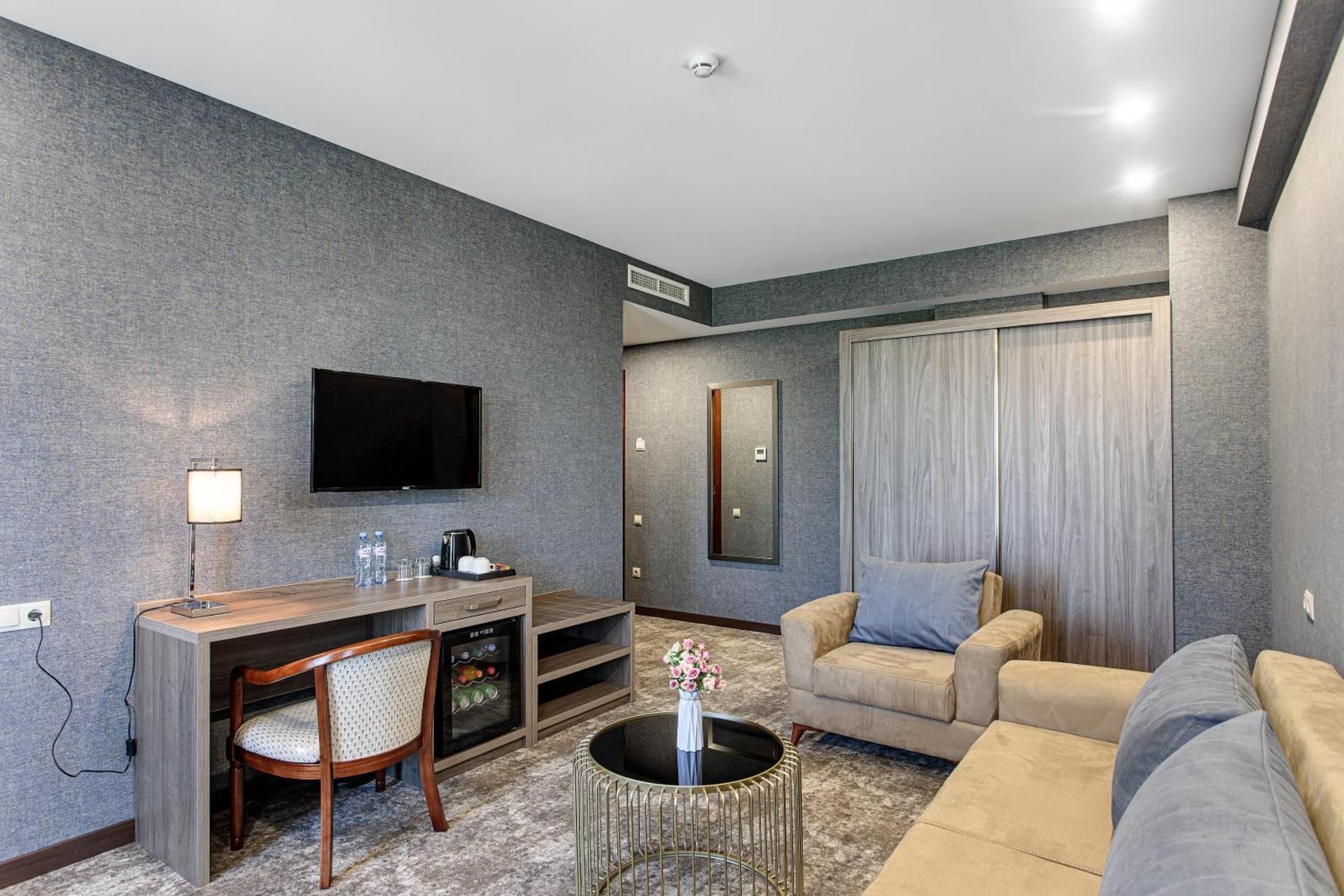 Hotel Vinum Deluxe King Suite 3