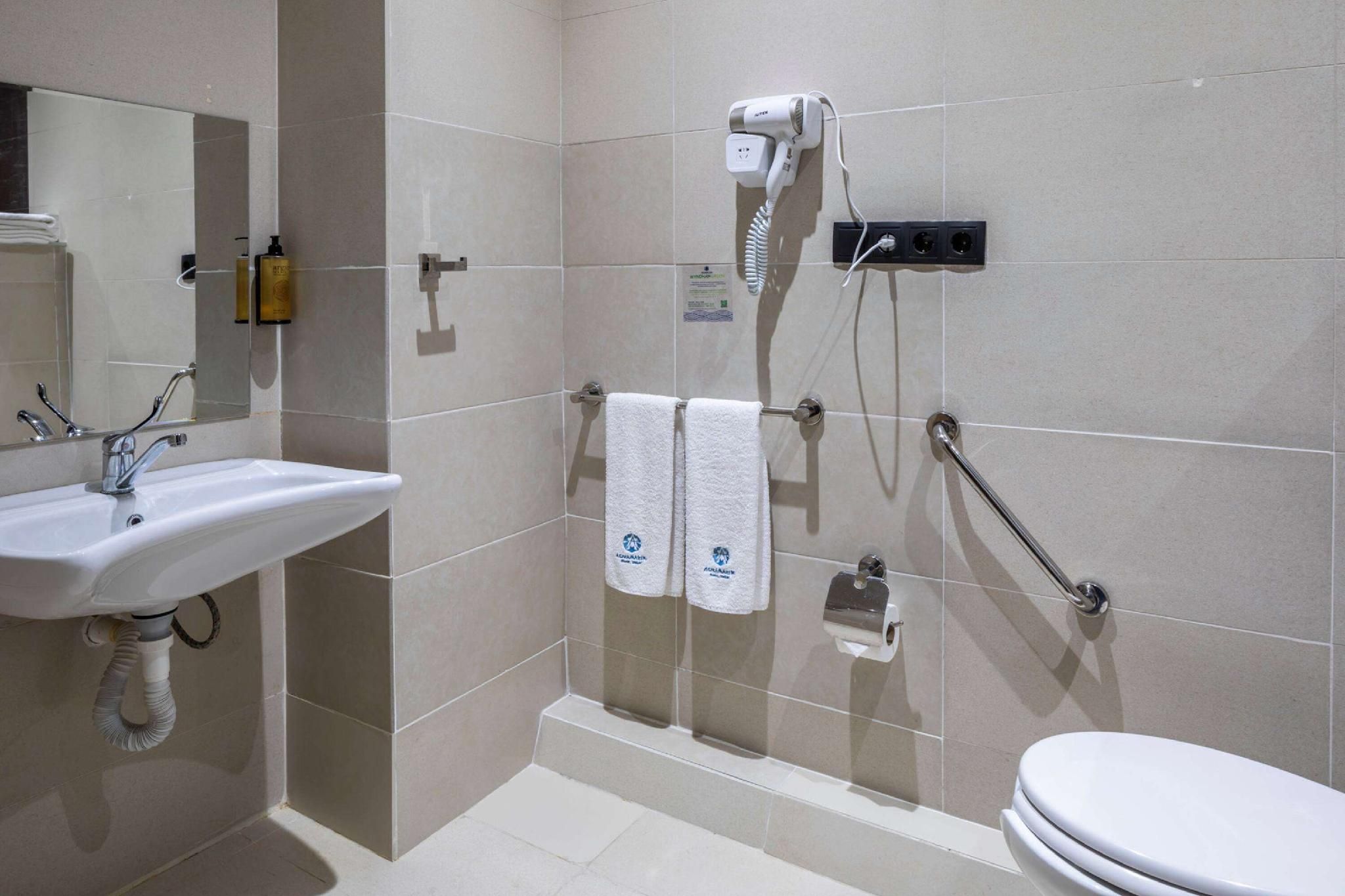 Accessible Queen, Suite, Sea View