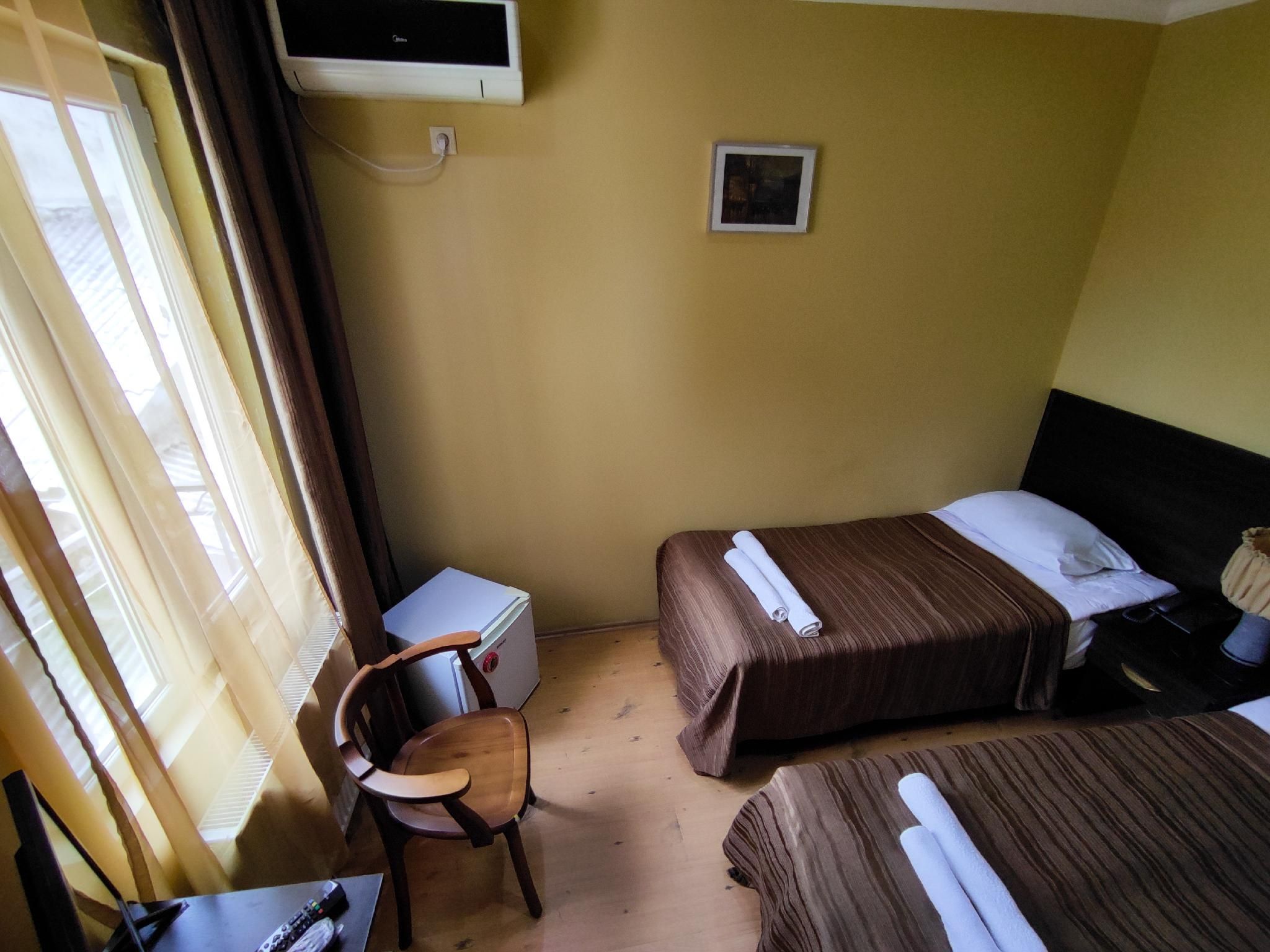 1 Twin Bed Room
